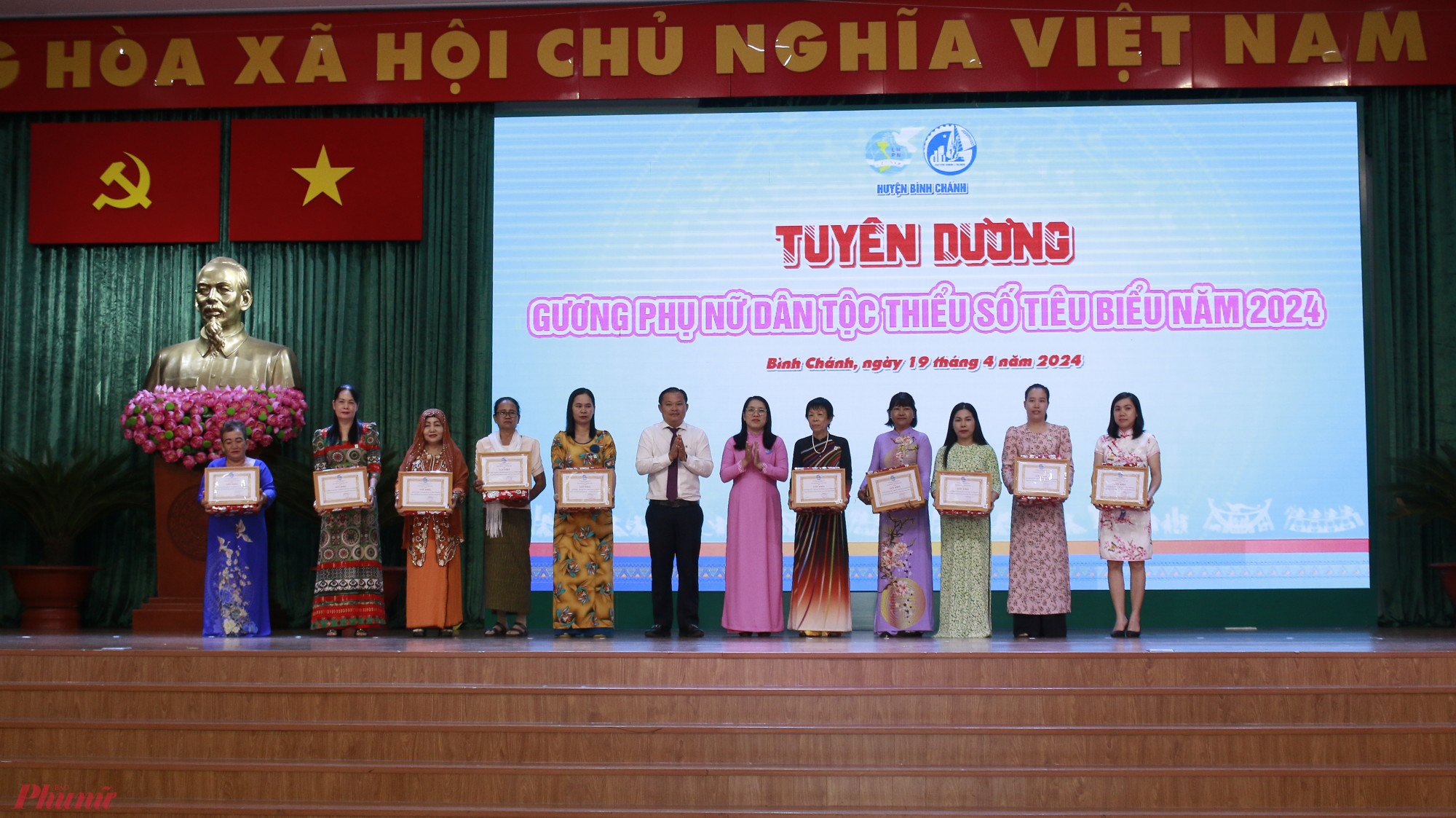 Trưởng ban Tổ chức - Kiểm tra Hội LHPN thành phố Nguyễn Phương Thảo và Phó Bí thư Thường trực Huyện ủy, Chủ tịch Hội đông nhân dân Huyện Phạm Văn Lũy trao giấy khen và quà cho 10 gương phụ nữ dân tộc thiếu số tiêu biểu huyện Bình Chánh năm 2024. 