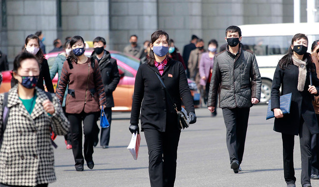 gười đi bộ đeo khẩu trang để giúp ngăn chặn sự lây lan của loại virus Corona mới ở Bình Nhưỡng, Triều Tiên, vào ngày 1 tháng 4 năm 2020. (AP/File)