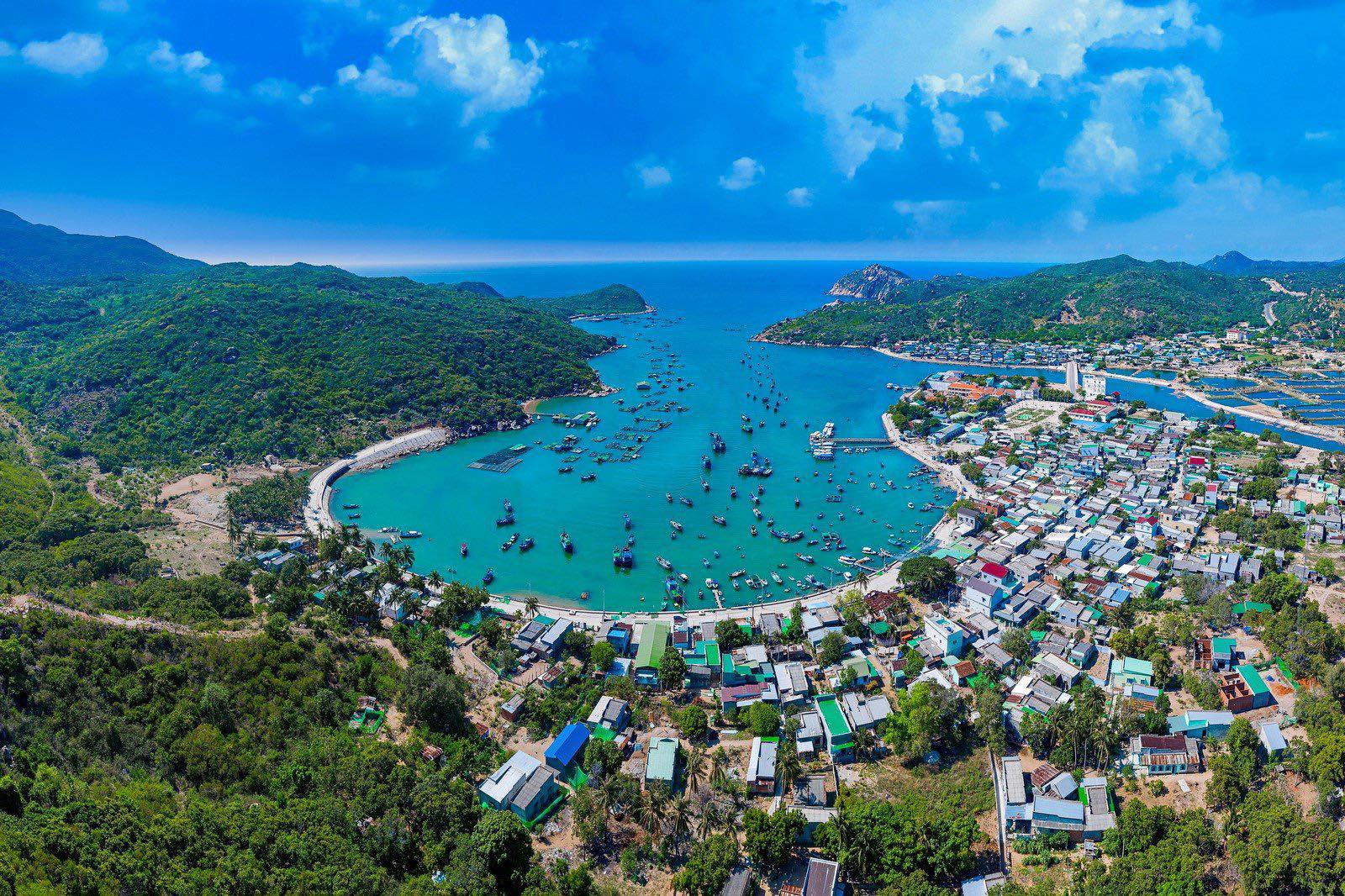 Tỉnh Ninh Thuận có nhiều lợi thế về phát triển du lịch, năng lượng tái tạo, nông nghiệp ứng dụng công nghệ cao - Ảnh: UBND tỉnh Ninh Thuận