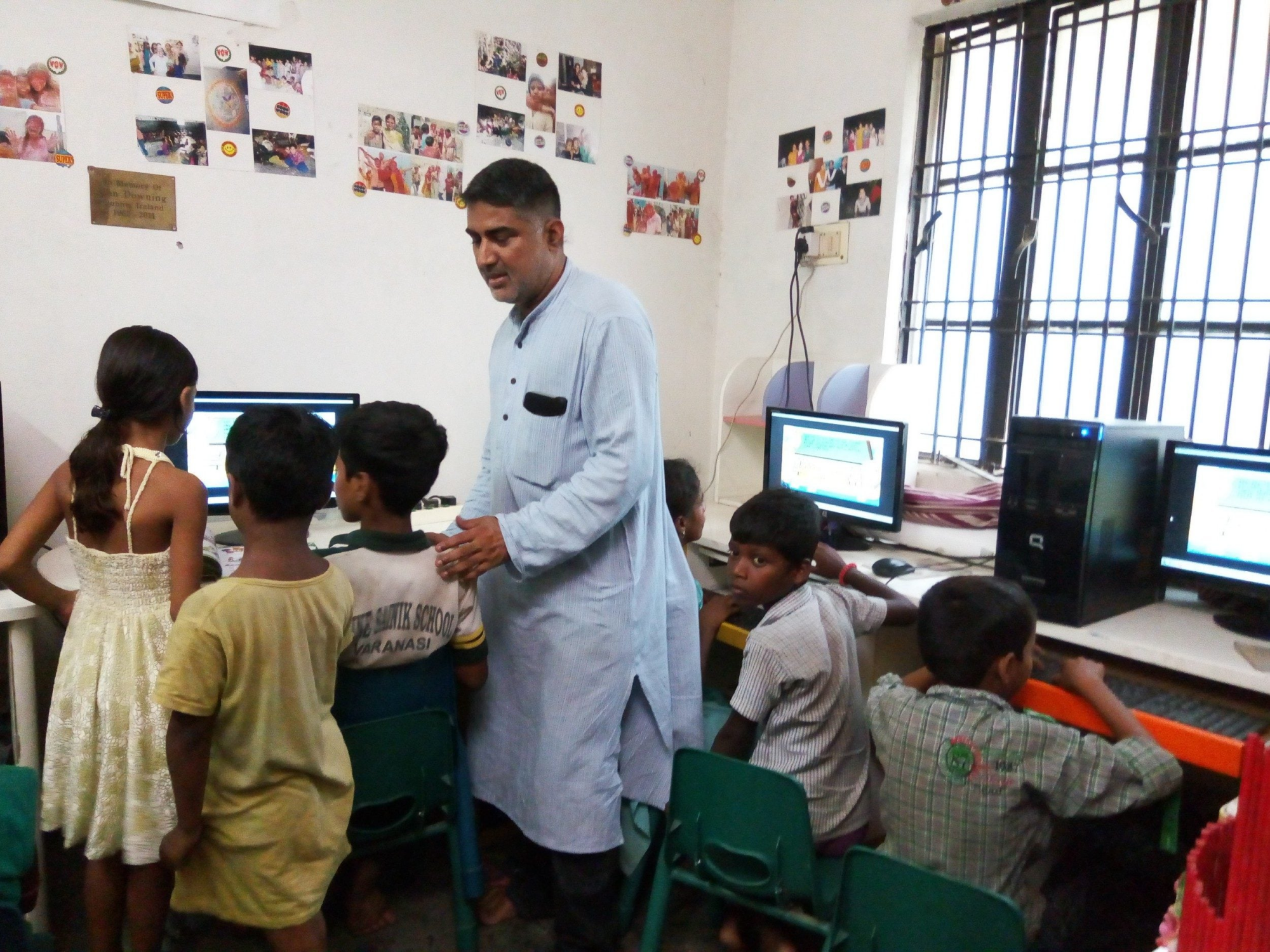 Thoát khỏi phố đèn đỏ, trẻ em tại trung tâm phúc lợi Guria India được giảng dạy các kỹ năng cần thiết để bắt đầu cuộc sống mới.