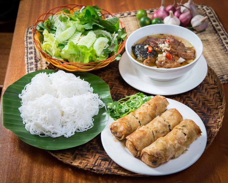 Bún thịt heo nướng (Bún chả) (Bún Thịt Heo Nướng Bún Chả Hà Nội) Bún chả là món bún và thịt lợn có mối liên hệ mật thiết với Hà Nội, nơi được cho là có nguồn gốc từ đó. Món ăn kết hợp ba yếu tố: một tô thịt viên nướng ăn kèm với nước dùng nguội, một đĩa bún và sự kết hợp của nhiều loại rau xanh tươi như lá tía tô, xà lách, rau mùi, rau muống.  Mặc dù bún chả hoặc các loại bún tương tự có thể được tìm thấy ở các vùng khác của Việt Nam, nhưng phiên bản bún chả địa phương ở Hà Nội vẫn được đánh giá cao. Không có nhiều thông tin về lịch sử hay nguồn gốc của món ăn này, nhưng món ăn này đã được quốc tế công nhận vào năm 2016 khi được giới thiệu trên chương trình Parts Unknown – trong đó người dẫn chương trình Anthony Bourdain thưởng thức bún chả cùng với cựu tổng thống Barack Obama.