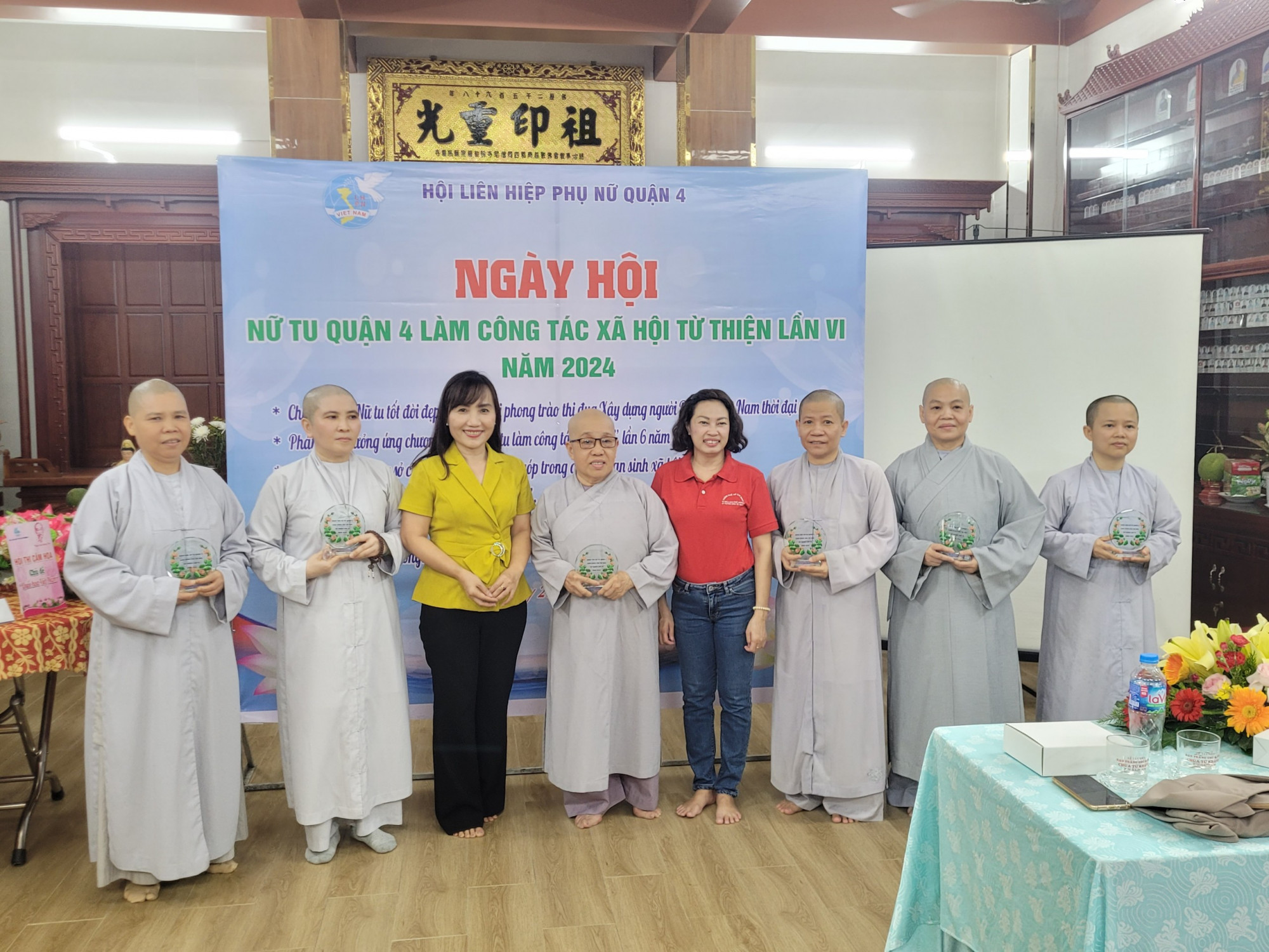 Bà Trịnh Thị Thanh - Phó Chủ tịch Hội LHPN TPHCM (thứ ba từ trái sang) và bà Nguyễn Thùy Trinh - Trưởng ban Dân vận quận ủy quận 4 (thứ từ phải sang) trao thư cảm ơn các cơ sở tôn giáo đã đồng hành cùng 