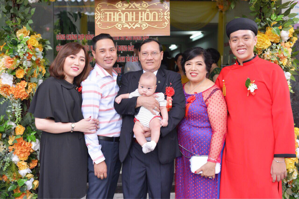 Bà Minh Nguyệt cùng chồng, con gái, con rể và cháu ngoại trong đám cưới của con trai út