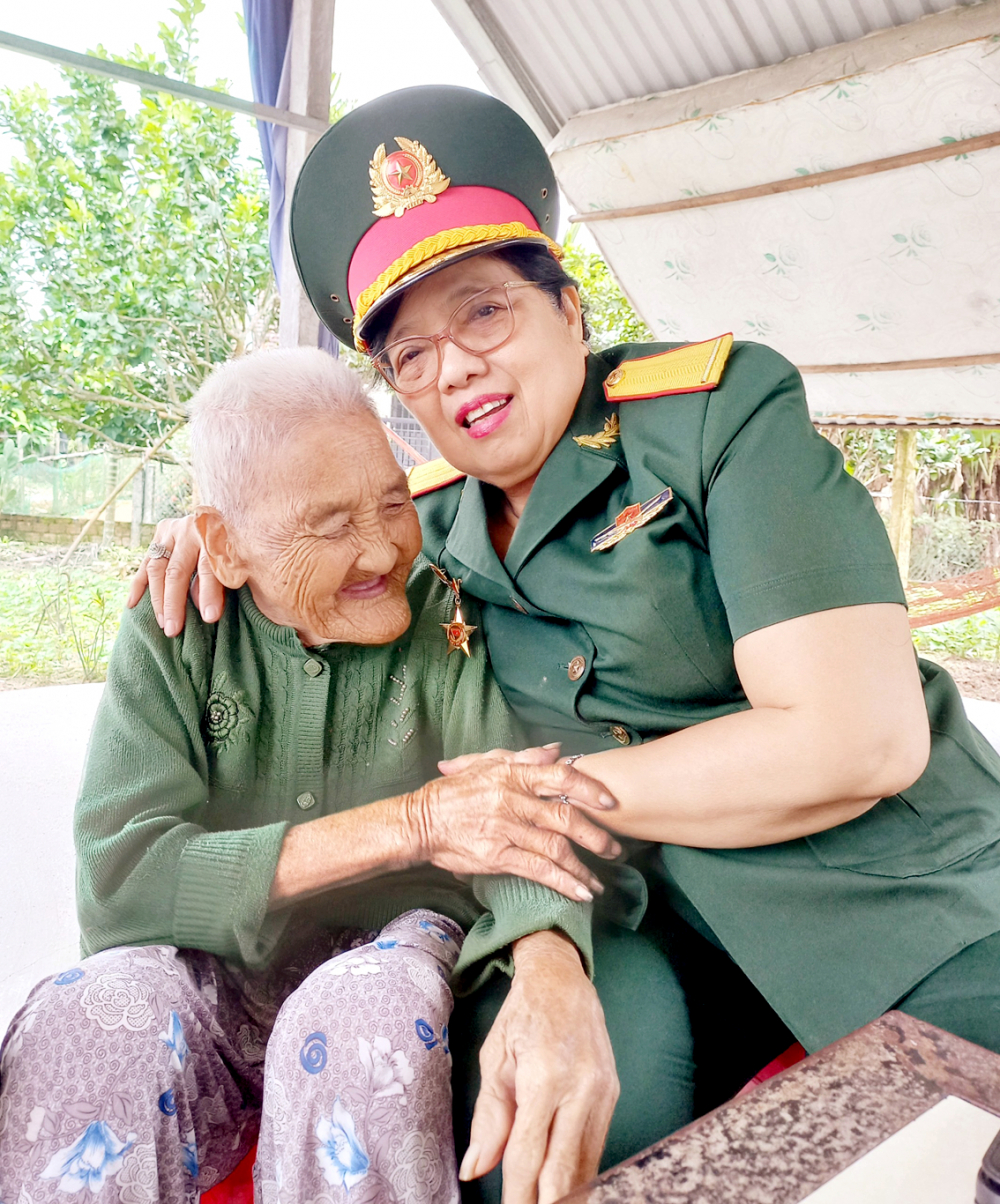 Anh hùng Lực lượng vũ trang nhân dân Nguyễn Vũ Minh Nguyệt  và Mẹ Việt Nam anh hùng Nguyễn Thị Trinh