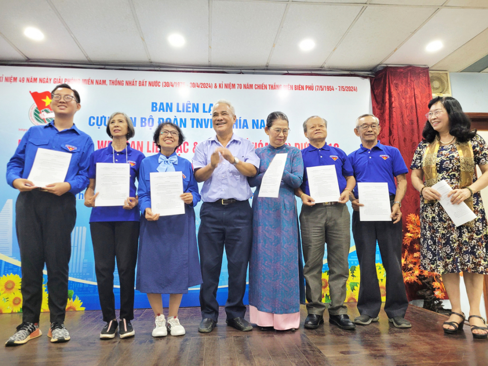 Tiến sĩ Lê Hồng Liêm (thứ tư từ trái sang) - Trưởng ban liên lạc cựu cán bộ Đoàn Thanh niên Việt Nam phía Nam - trao quyết định thành lập website Ban Liên lạc cựu cán bộ Đoàn Thanh niên Việt Nam