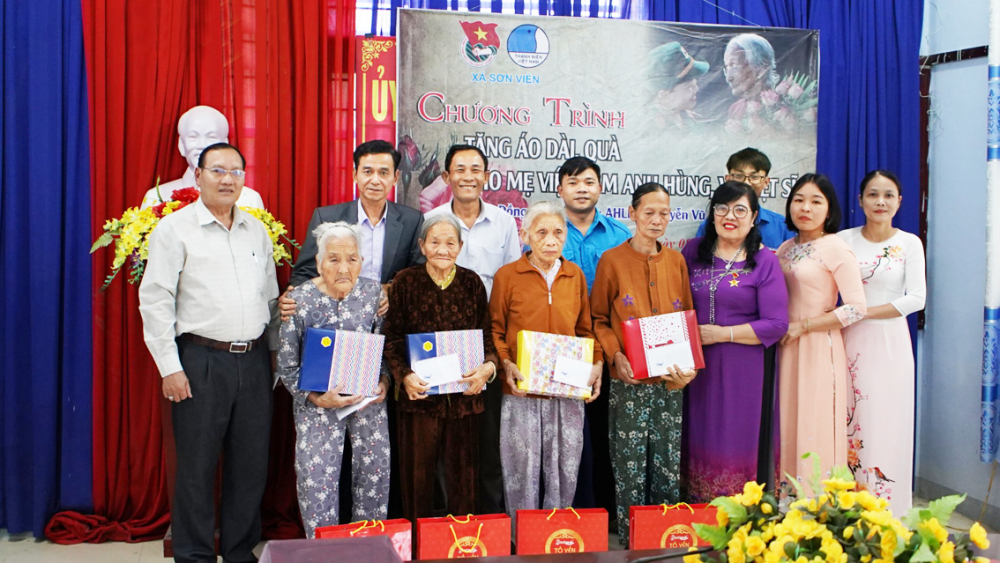 Bà Minh Nguyệt (hàng trước, thứ ba từ phải sang)  tặng quà cho mẹ Việt Nam anh hùng, thân nhân liệt sĩ