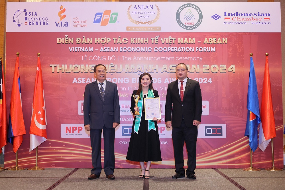 Bà Nguyễn Ngọc Ánh nhận vinh danh Nhà lãnh đạo tiêu biểu ASEAN 2024 - Ảnh: KOG