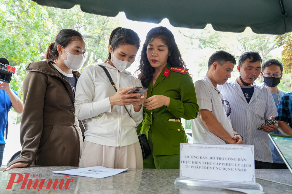 Trường hợp công dân có nhu cầu nhận kết quả Phiếu LLTP (bản giấy) thì được trả kết quả tại nhà qua dịch vụ bưu chính công ích hoặc tại Bộ phận Một cửa Sở Tư pháp TP Hà Nội.