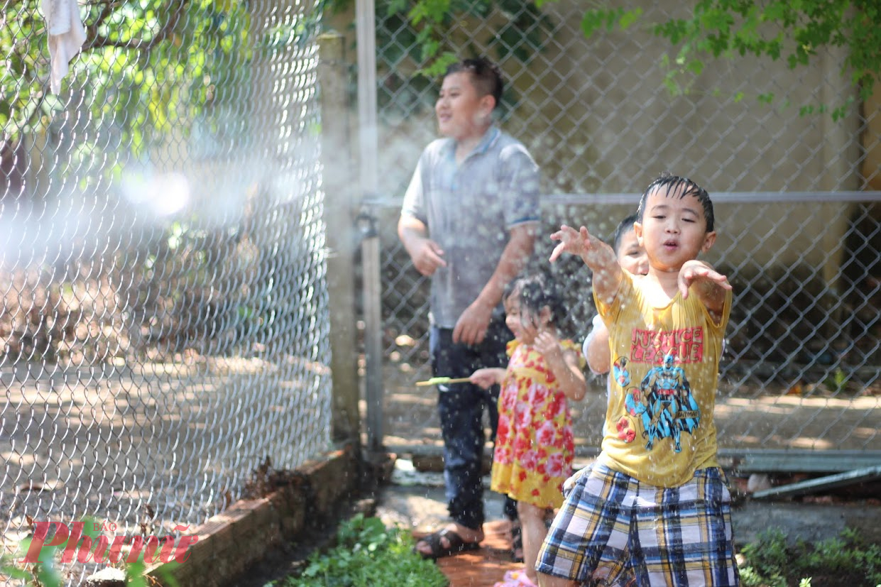 Ngược lại, trong lựa chọn này, bạn có thể nhờ người nhà chăm con để trốn đến các cuộc gặp mặt bạn bè lâu năm, dành thời gian riêng cho bản thân. Các thành viên nhí của bạn cũng có anh chị em để vui chơi, chạm vào thiên nhiên hay học những kỹ năng sống.