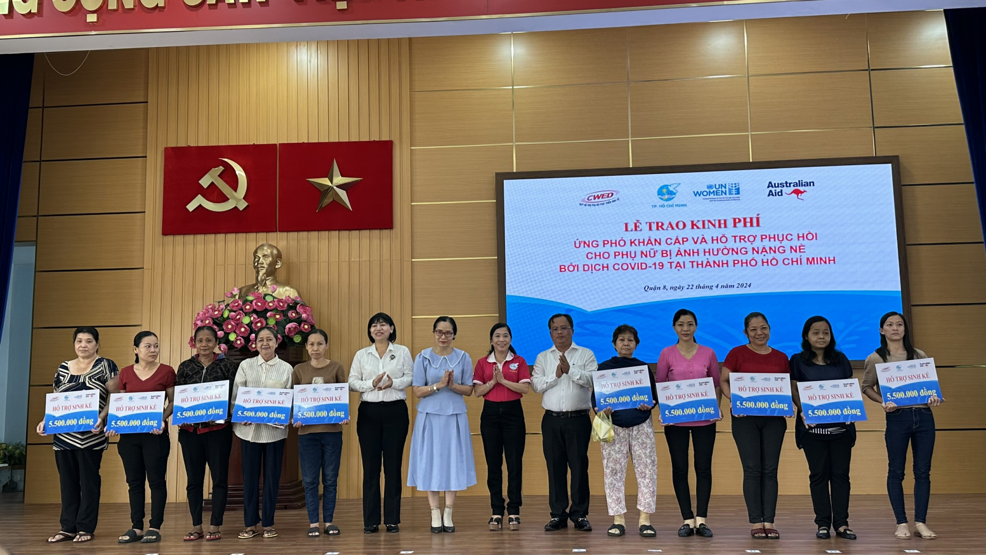 Đại diện Hội LHPN TPHCM và UN Women trao kinh phí hỗ trợ hội viên phụ nữ bị ảnh hưởng bởi dịch Covid-19 tại quận 8 chiều 22/4