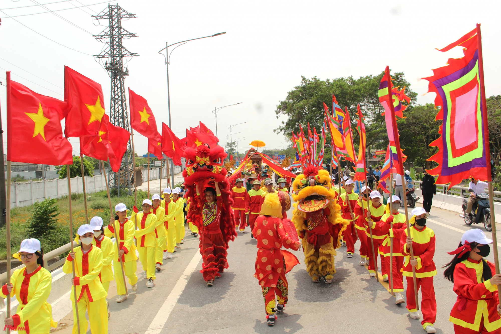 Lễ hội cầu ngư phường Nghi Hải (thị xã Cửa Lò, tỉnh Nghệ An) gắn với hoạt động tín ngưỡng của ngư dân tại đền Làng Hiếu - một ngôi đền linh thiêng có từ thời Lê Trung Hưng, đây cũng là ngôi đền có chôn cất nhiều cá voi nhất của ngư dân ở miền Trung. Năm nay, lễ hội được tổ chức trong 2 ngày (22-23/4) với nhiều hoạt động phần lễ và phần hội.