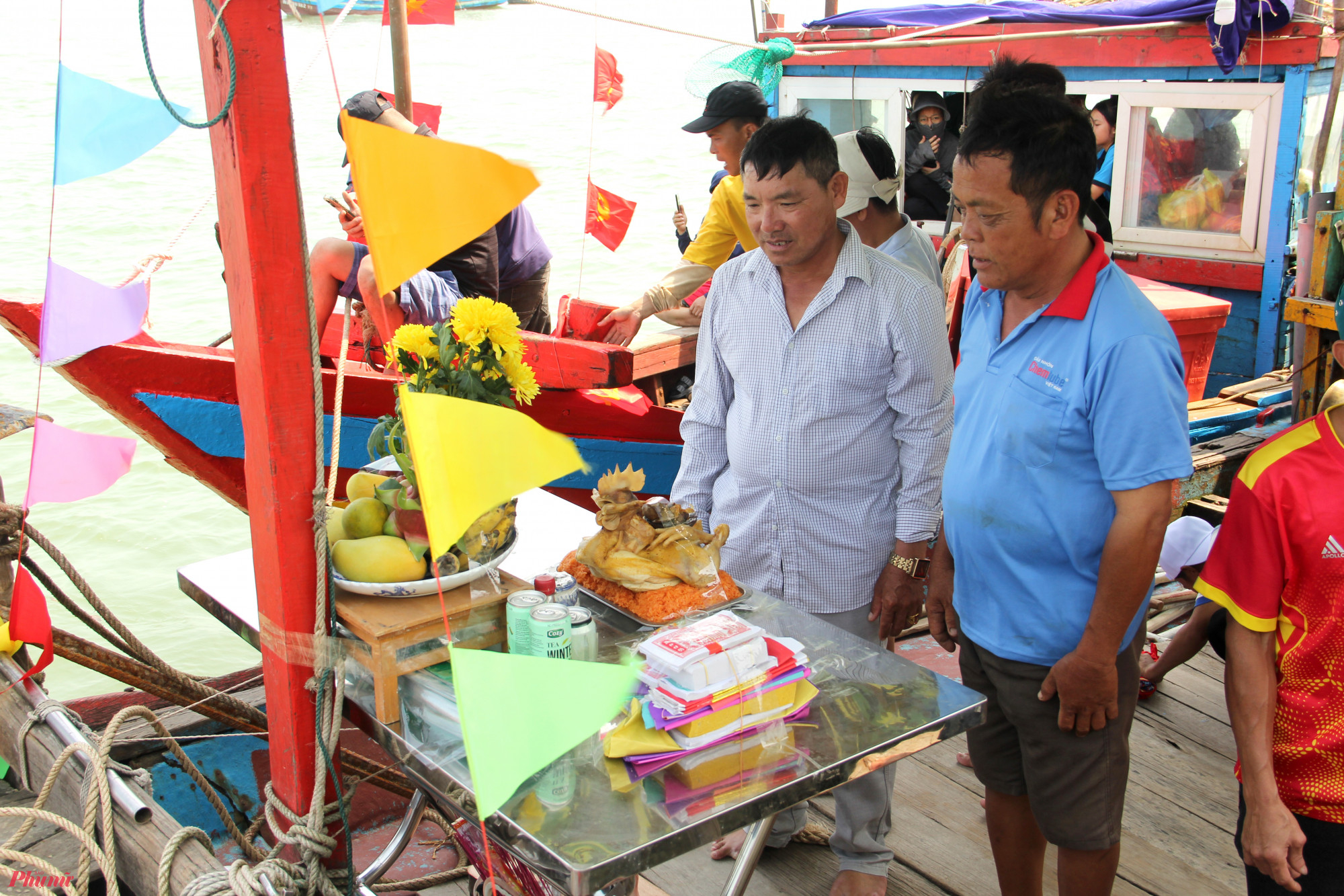 Trên mỗi tàu thuyền đều chăng đèn kết hoa, bàn cúng.