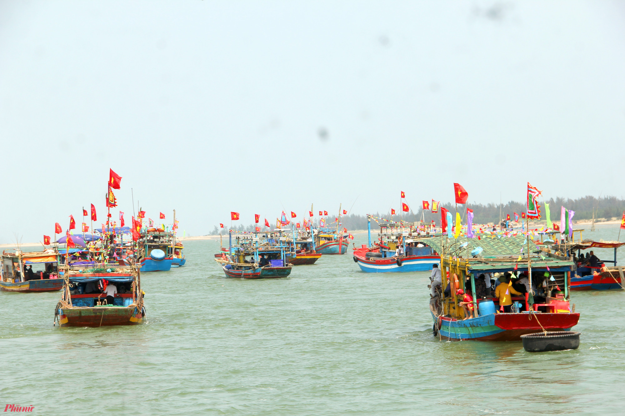 Lễ hội thể hiện những nét đặc trưng về tục thờ thần, thờ cá ông của ngư dân vùng biển. 