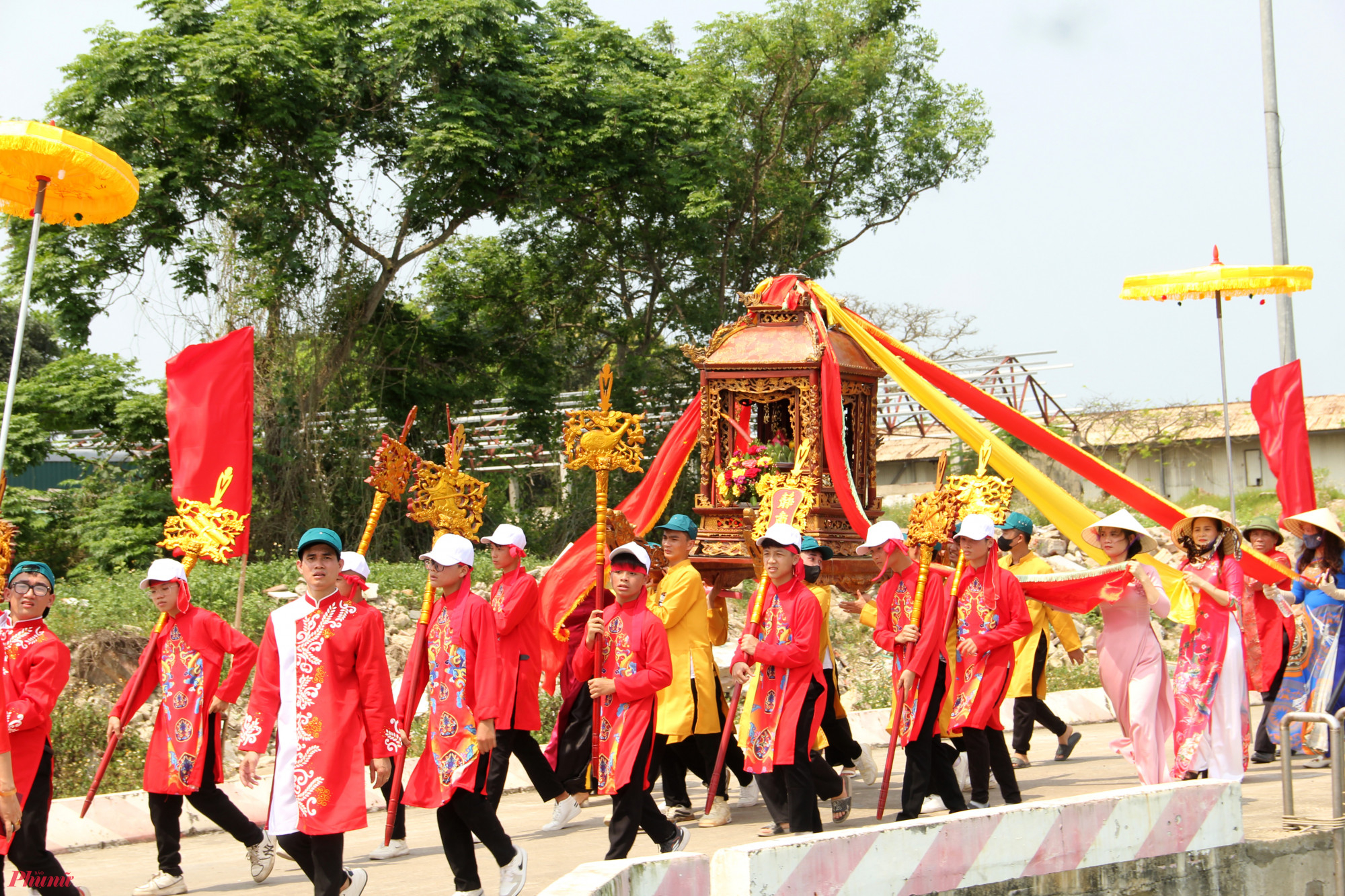 Các nam thanh nữ tú tham gia khiêng kiệu, rước dấu ấn và sắc linh.