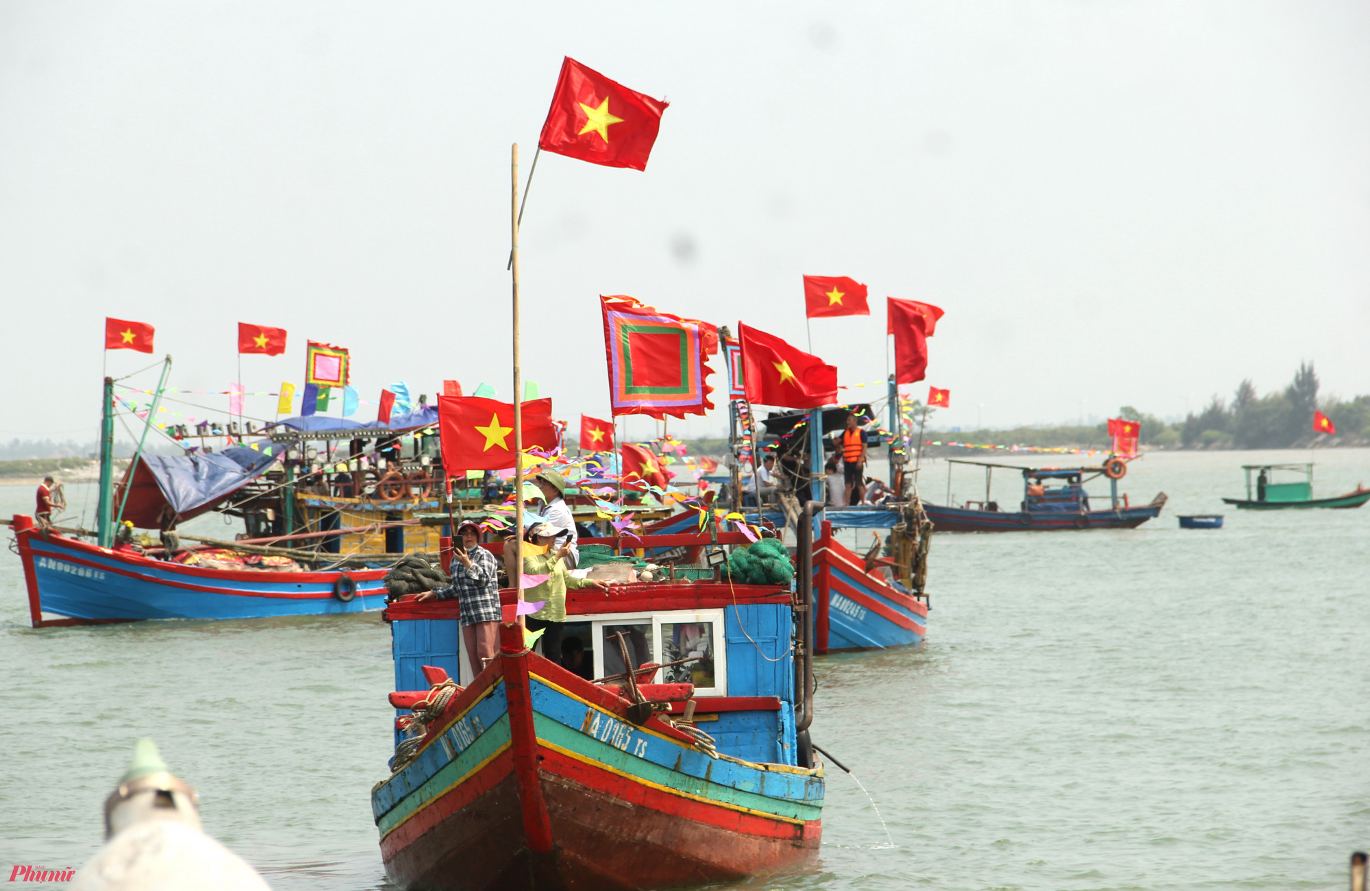 Trong ngày này, phần lớn các thuyền đánh cá trên địa bàn đều trở về để tham gia lễ cầu ngư. Các thuyền được ngư dân trang trí cờ lộng lẫy khi tham gia đoàn rước.