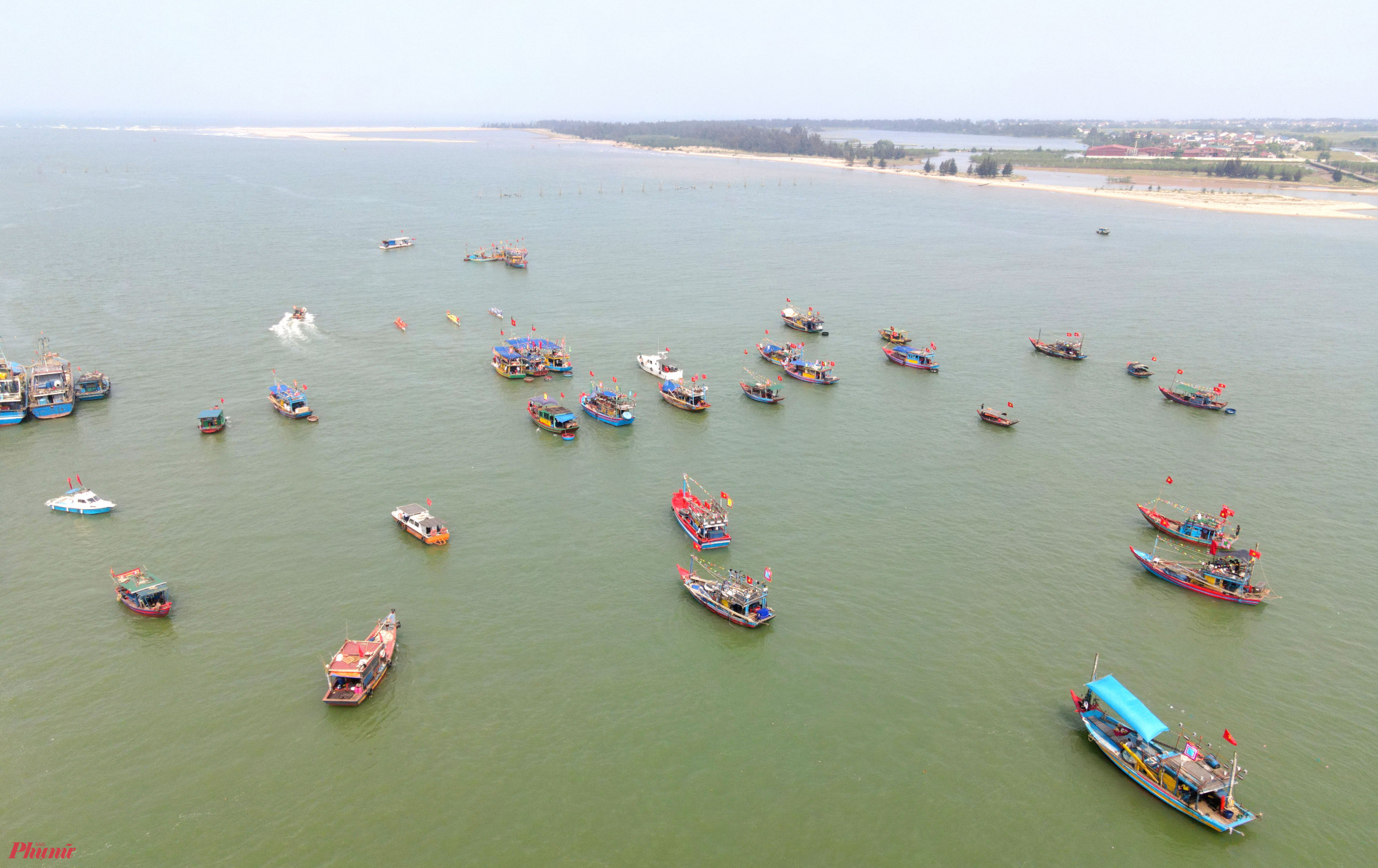 Ông Lê Ngọc Minh - Phó chủ tịch UBND phường Nghi Hải - cho biết, lễ hội cầu ngư của ngư dân địa phương đã có từ lâu đời, song có thời gian bị mai một. Từ năm 2015, lễ hội được phục dựng lại với quy mô ngày một lớn hơn. “Ngoài phần lễ, năm nay lễ hội cầu ngư còn nhiều hoạt động kéo dài trong 2 ngày như đua thuyền, thi nướng cá, rót nước mắm…” - ông Minh nói.