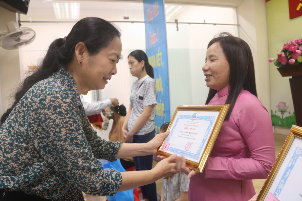 Bà Lâm Thi Ngọc Hoa – Phó chủ tịch thường trực Hội LHPN TPHCM – tặng quà, biểu dương các gương phụ nữ khuyết tật của quận 1.