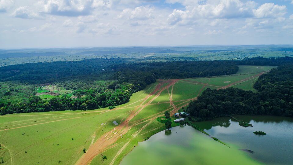 Trekking ở Bình Phước: TP Đồng Xoài (Bình Phước) cách TPHCM khoảng 120km. Và từ TPHCM có thể đến Bình Phước theo quốc lộ 13 và quốc lộ 14. Bạn có thể lựa chọn các phương tiện như ô tô cá nhân, xe khách, xe máy tùy điểm đến và điểm xuất phát.