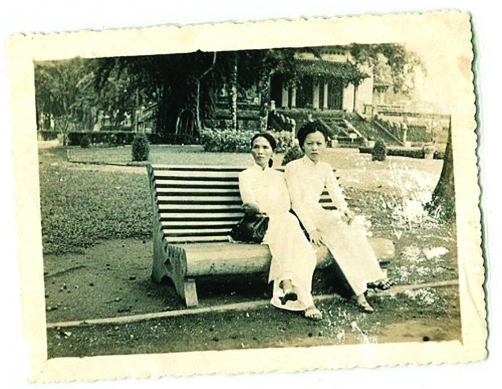 Dì Bảy (trái) và dì Thịnh ở Sài Gòn năm 1966