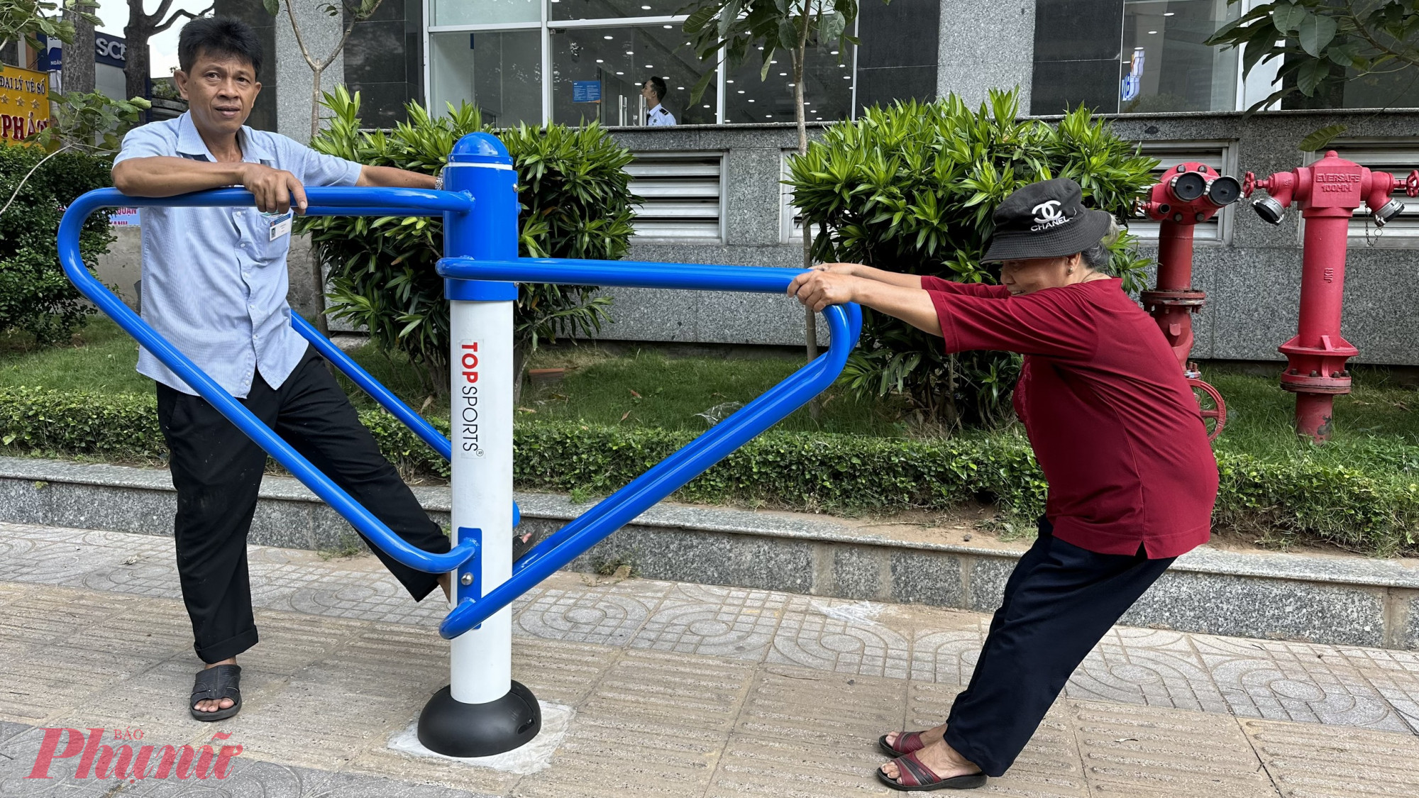 Bà Nguyễn Thị Thúy (75 tuổi, người dân phường 7, quận 10)- vui vẻ nói: Tôi rất thích tập thể dục. Mỗi sáng, tôi đều đi ngang qua khu vực này để đến chợ. Bây giờ, có các dụng cụ tập thể dục này, tôi có thể ghé lại và thực hiện một vài động tác để nâng cao sức khỏe hàng ngày, chiều mát tôi sẽ dẫn các cháu ra đây vui chơi, giải trí.  