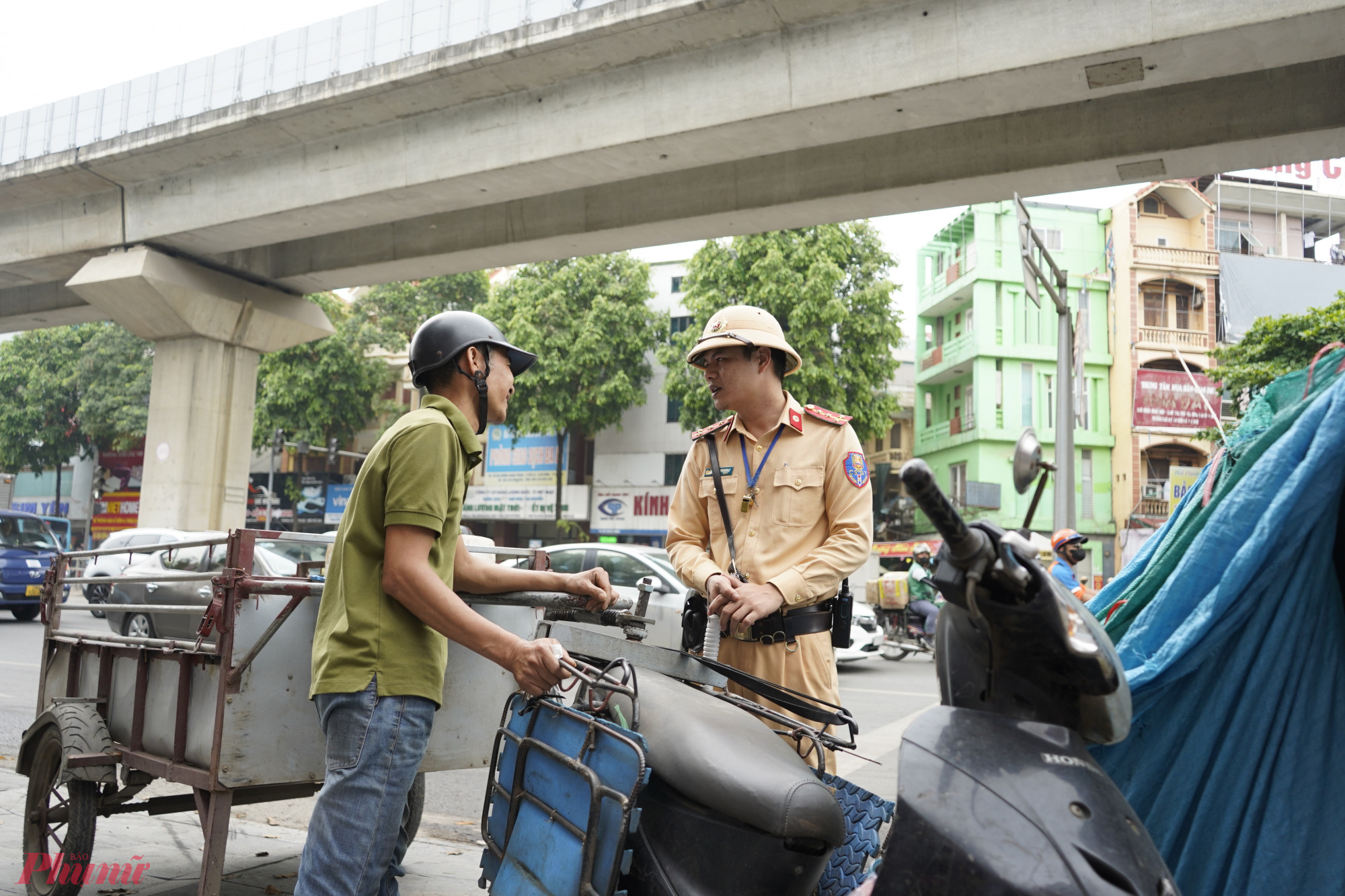 Chỉ sau 1 giờ đồng hồ tuần tra, kiểm soát, lực lượng CSGT phát hiện và xử lý hàng loạt các phương tiện vi phạm về chở hàng cồng kềnh.