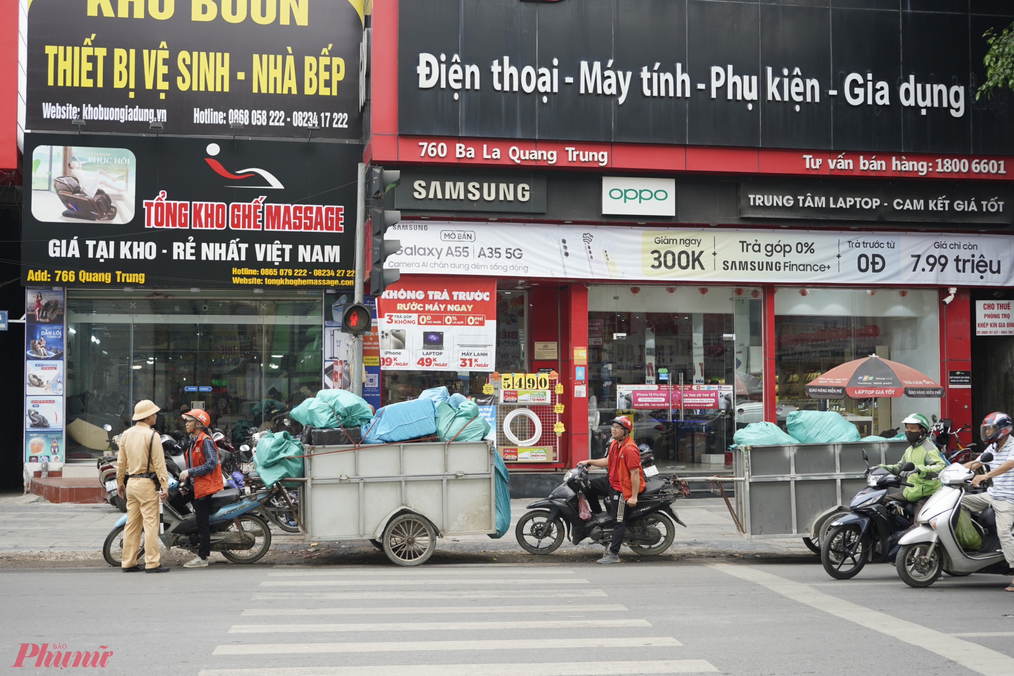 Ngày 23-4, Tổ công tác thuộc Đội CSGT số 10, Phòng CSGT Công an TP Hà Nội ra quân xử lý các phương tiện có hành vi chở hàng cồng kềnh, quá khổ, quá tải... tại khu vực ngã ba Ba La (đoạn đường Quang Trung, quận Hà Đông).