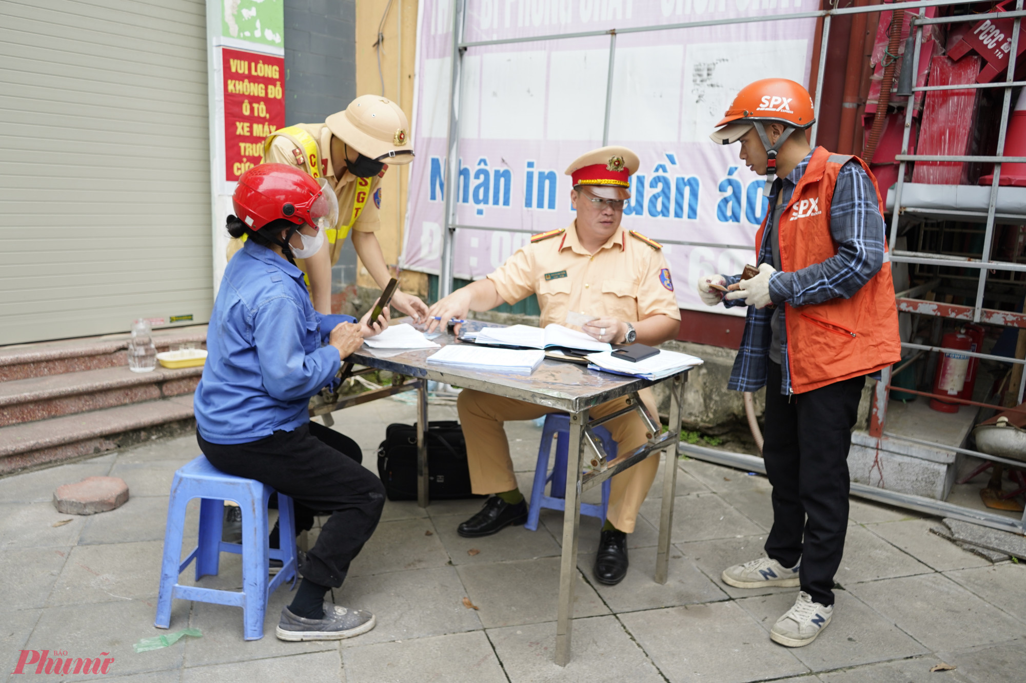 Hàng loạt tài xế vi phạm bị xử lý, hầu hết đều nêu lý do vì mưu sinh nên đành bất chấp vi phạm.