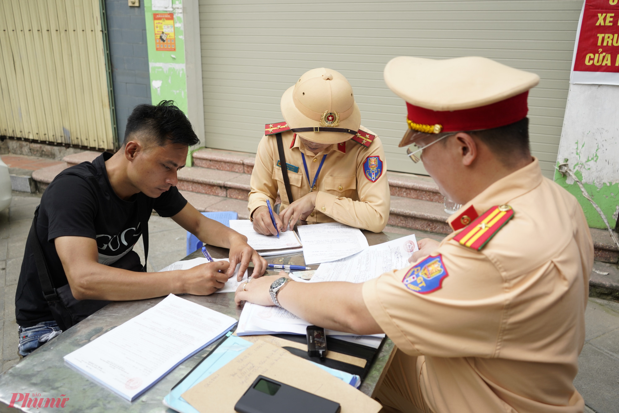 Tài xế A. cho biết bản thân thân đang chở hàng thuê, do phương tiện không có giấy tờ nên khi thấy lực lượng chức năng đã hoảng sợ, bỏ chạy. 'Tôi biết việc chở hàng như vậy là rất nguy hiểm nhưng vì mưu sinh nên không còn cách nào khác. Hôm nay bị thu giữ phương tiện, ngày mai tôi không biết lấy gì để chở hàng nữa' - anh A. nói.