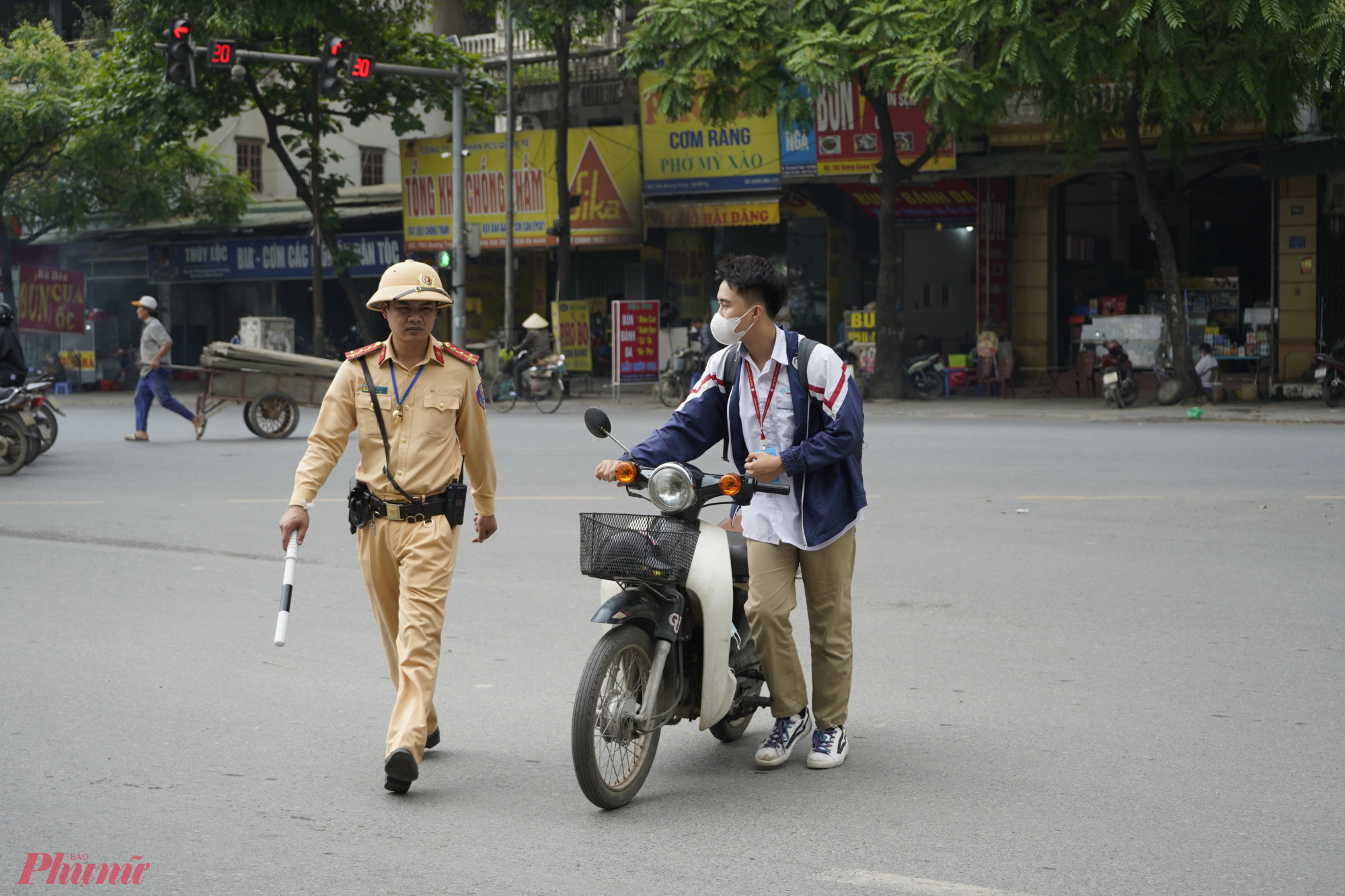 Cũng trong buổi làm việc, CSGT đã nhắc nhở, tuyên truyền nhiều trường hợp học sinh vi phạm luật giao thông đường bộ.