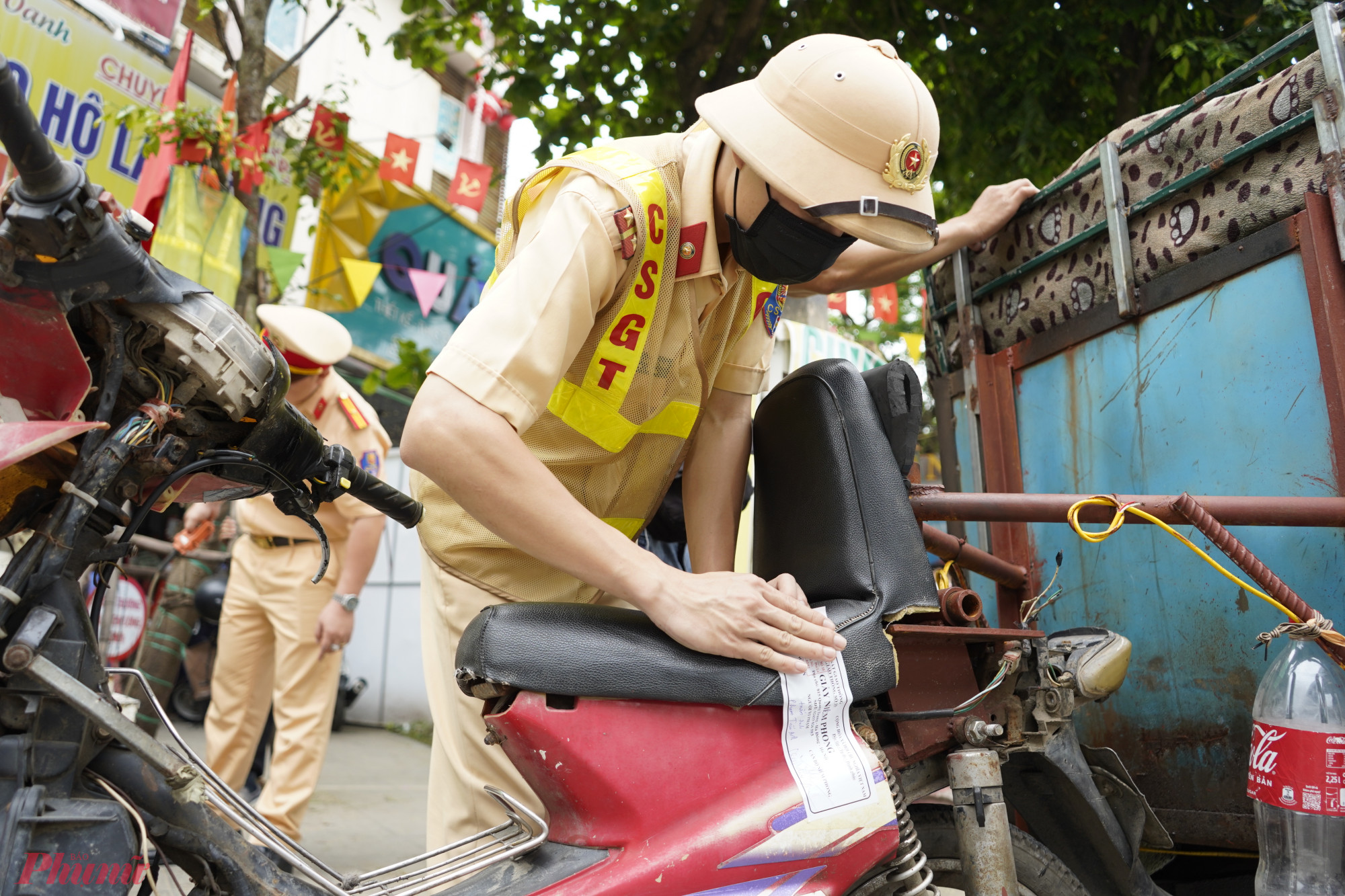 CSGT niêm phong, thu giữ phương tiện tài xế A. do không xuất trình được các giấy tờ liên quan.