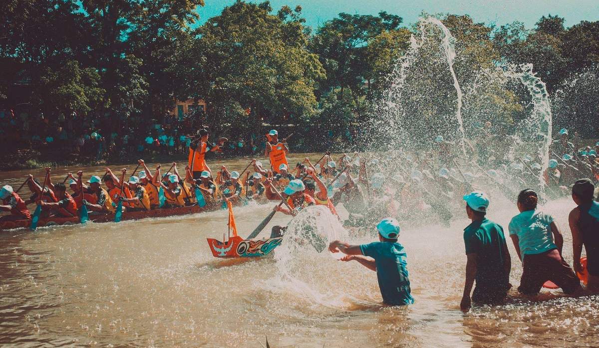 Lễ hội đua thuyền thường diễn ra ở bãi biển Dinh Cậu Phú Quốc. Vùng biển dành cho các đội đua tham dự sẽ được giới hạn từ vùng cửa biển Dinh Cậu hướng đến khu vực khách sạn Hương Biển. Lễ hội đua thuyền Phú Quốc được tổ chức hoàn toàn miễn phí và du khách có thể tận hưởng không khí sôi động khi tham dự lễ hội.  >>> Xem thêm: Bản đồ du lịch Phú Quốc 2024 có gì mới? Tìm hiểu ngay!   2. Ý nghĩa của lễ hội đua thuyền Phú Quốc Lễ hội đua thuyền Phú Quốc là một trong những lễ hội truyền thống, được tổ chức định kỳ hằng năm cho người dân ở nơi đây. Lễ hội được tổ chức với ý nghĩa duy trì nét đẹp văn hóa thể thao truyền thống từ xa xưa của người dân. Đồng thời, lễ hội cũng có ý nghĩa cổ vũ người dân tích cực tập luyện thể thao, rèn luyện ý chí để vươn lên, xây dựng quê hương và tăng tình đoàn kết giữa những người cùng địa phương.