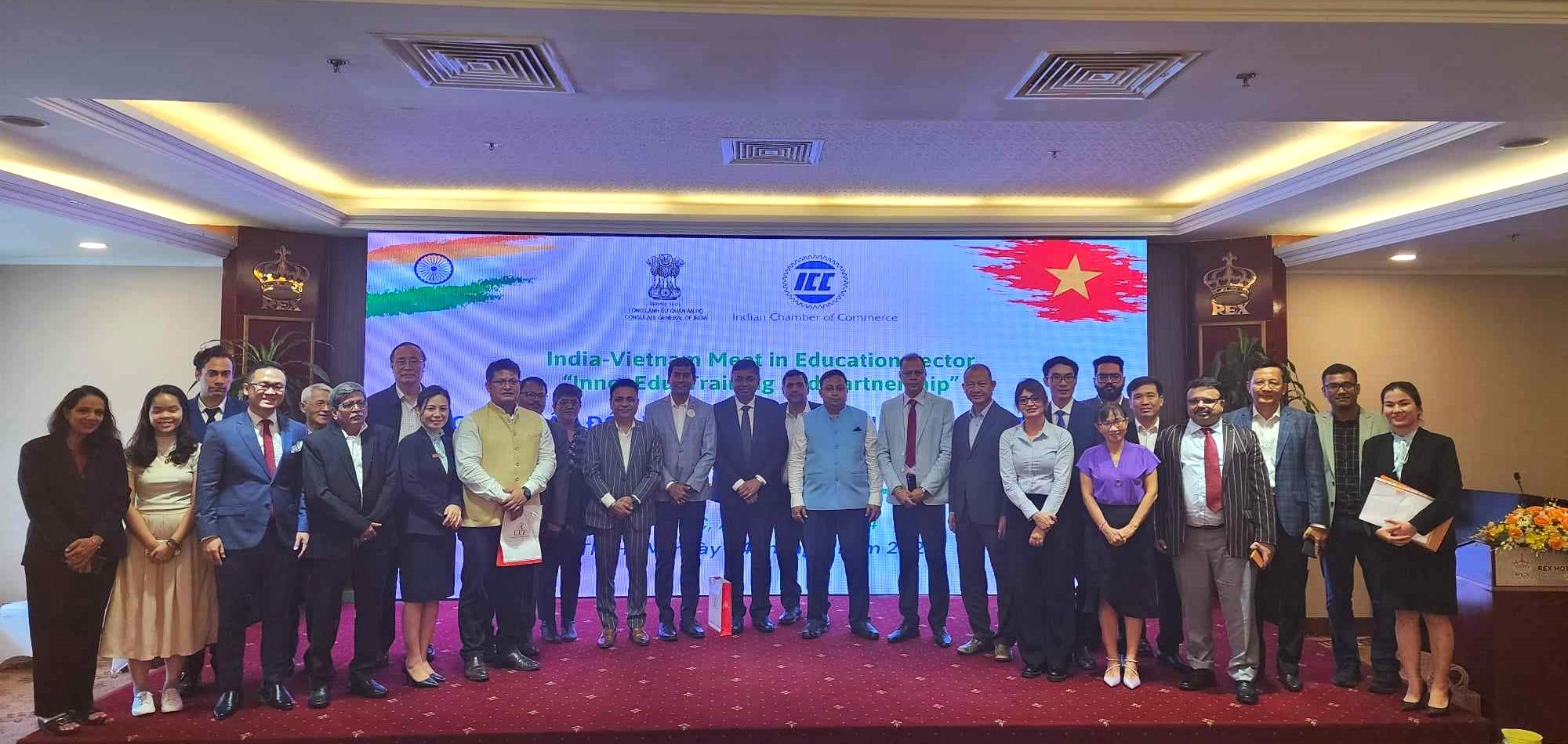 Tổng Lãnh sự Ấn Độ tại TPHCM, ông Madan Mohan Sethi chụp ảnh lưu niệm cùng đại diện các trường đại học, học viện và doanh nghiệp công nghệ cao từ Ấn Độ và Việt Nam tham dự buổi giao lưu