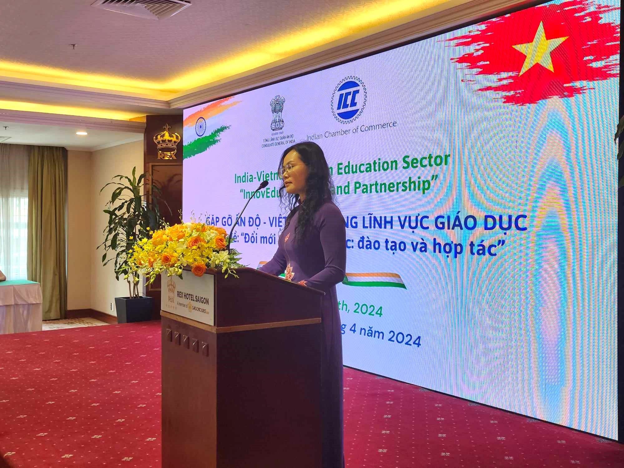 Bà Lê Thụy Mỵ Châu - phó giám đốc Sở Giáo dục và Đào tạo TPHCM - trình bày những thế mạnh của TPHCM trong việc đào tạo nguồn nhân lực chất lượng cao