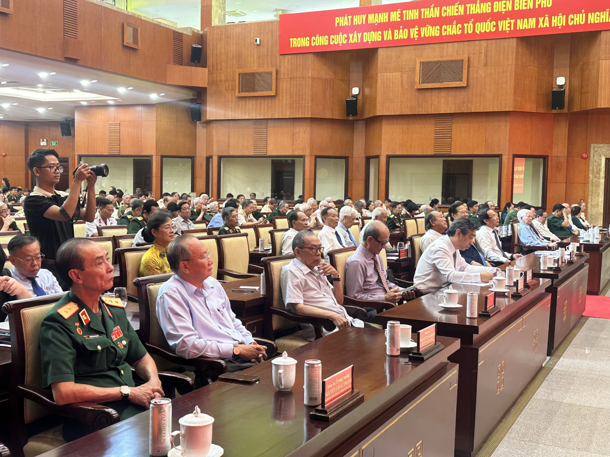 Đến dự có ông Nguyễn Minh Triết, Nguyên Chủ tịch nước, ông Trương Tấn Sang - Nguyên Chủ tịch nước, các đại biểu là nguyên lãnh đạo Đảng và Nhà nước, nguyên lãnh đạo TPHCM qua các thời kỳ, cán bộ cấp cao, cấp tướng quân đội, công an nghỉ hưu, luợng vũ trang Trung ương đóng chân trên địa bàn thành phố.