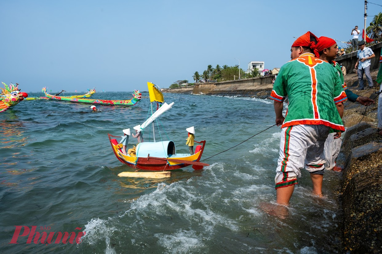  Lễ khao lề được tổ chức ngoài sân đình và do các tộc họ cùng thầy pháp thực hiện. Ông Cả làng và các chức sắc trong làng tham gia làm bồi tế, với sự tham dự của hàng nghìn người dân trong huyện, du khách trong và ngoài tỉnh. Để thực hiện nghi lễ, người ta chuẩn bị 03 ban thờ đặt đồ tế như thịt heo, gà, muối, bánh khô…, bài vị các Cai đội và chiến sỹ Hoàng Sa. Trước các ban thờ là 05 mô hình thuyền câu (loại thuyền đội Hoàng Sa dùng đi biển). Sau khi thầy pháp thực hiện các nghi thức bắt ấn trừ tà, làm phép để an vị các vong linh chiến sỹ Hoàng Sa, là nghi thức đọc văn tế.