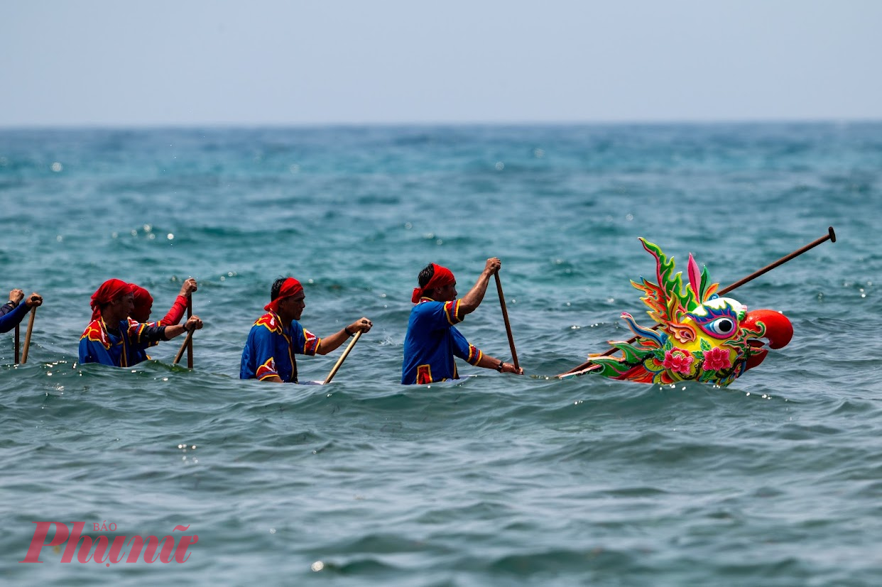 Đảo Lý Sơn thuộc huyện Lý Sơn, nằm ở phía Đông Bắc tỉnh Quảng Ngãi, cách đất liền 18 hải lý, gồm đảo Lớn (Cù lao Ré), đảo Bé (Cù lao Bờ Bãi) và hòn Mù Cu. Đảo có diện tích tự nhiên 9,97 km2, dân số trên 19.800 người. Toàn huyện đảo có 3 xã: An Hải, An Vĩnh và An Bình. Lễ khao lề thế lính Hoàng Sa thường được các tộc họ có người đi lính Hoàng Sa xưa (như họ Võ, họ Phạm…) tổ chức vào dịp cúng việc lề của họ và do cộng đồng tổ chức tại đình làng vào ngày 15, 16 tháng 3 Âm lịch.