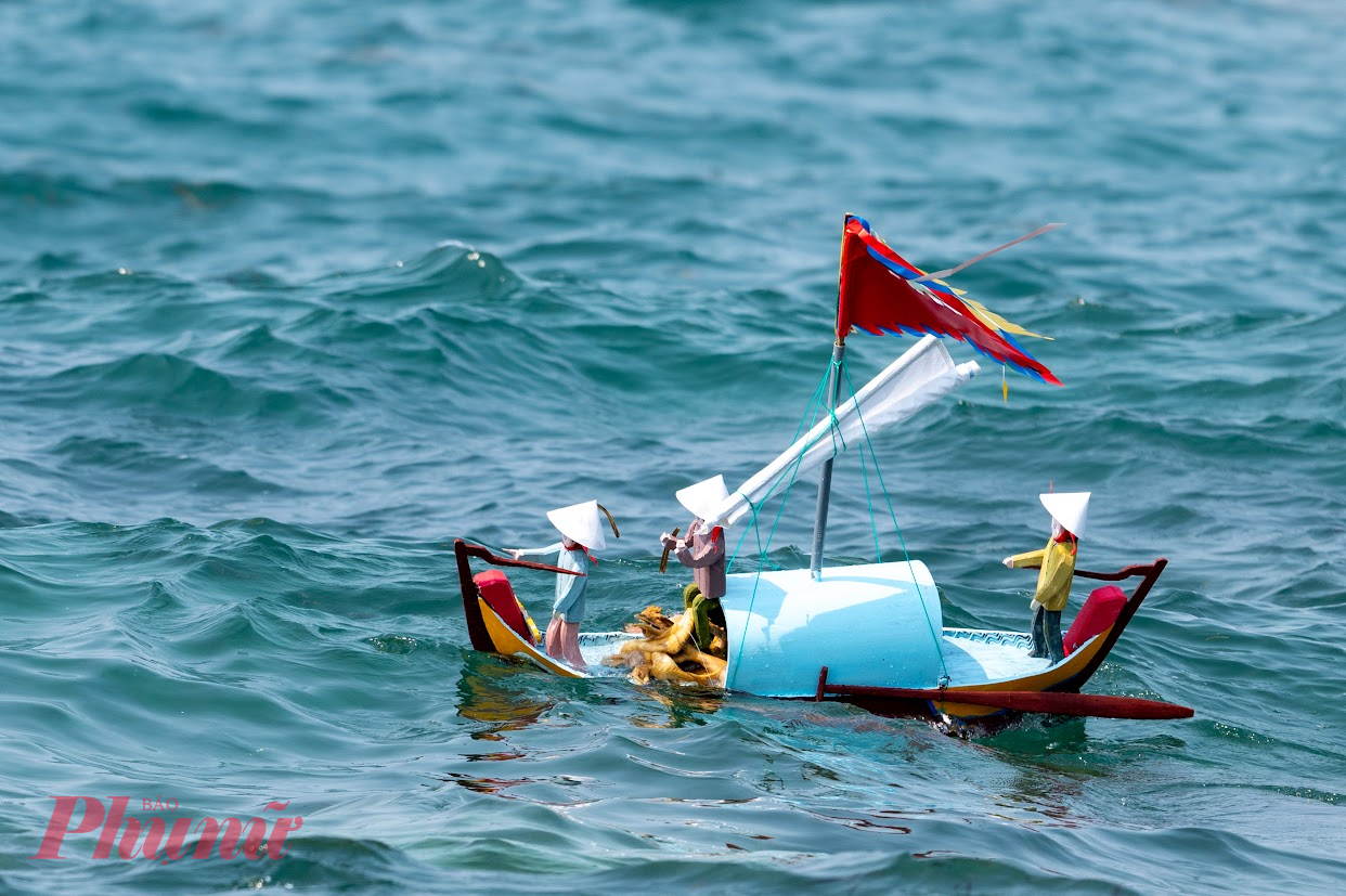 Lễ khao lề thế lính Hoàng Sa thường được các tộc họ có người đi lính Hoàng Sa xưa (như họ Võ, họ Phạm…) tổ chức vào dịp cúng việc lề của họ và do cộng đồng tổ chức tại đình làng vào ngày 15, 16 tháng 3 Âm lịch.