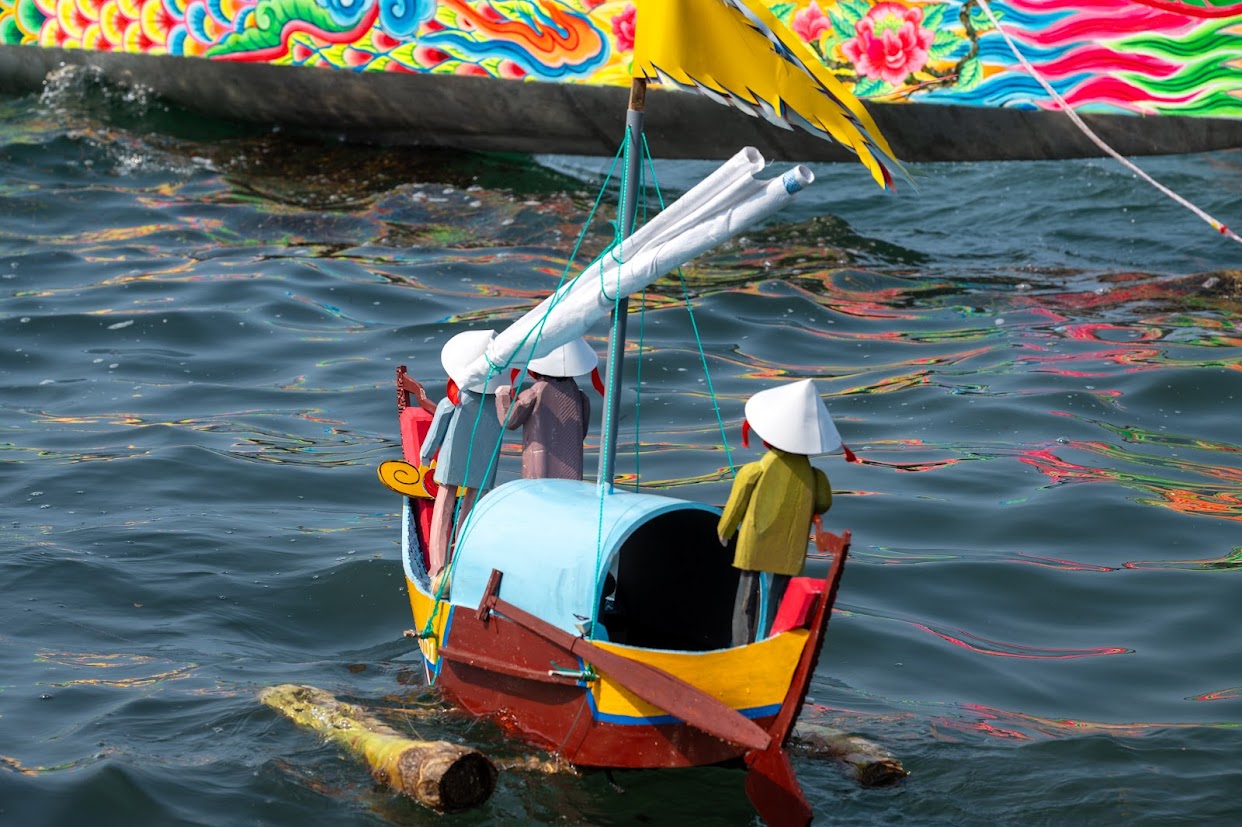 Chính vì sự nguy hiểm đó nên trước khi dân binh lên đường, các họ tộc trên đảo tổ chức lễ Khao lề để động viên, làm yên lòng người ra đi.