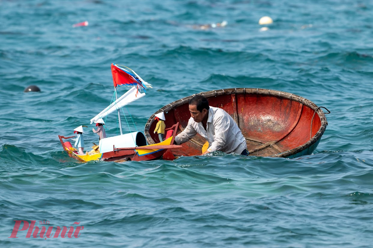 Lễ khao lề được tổ chức ngoài sân đình với sự tham dự của hàng nghìn người dân trong huyện, du khách trong và ngoài tỉnh..