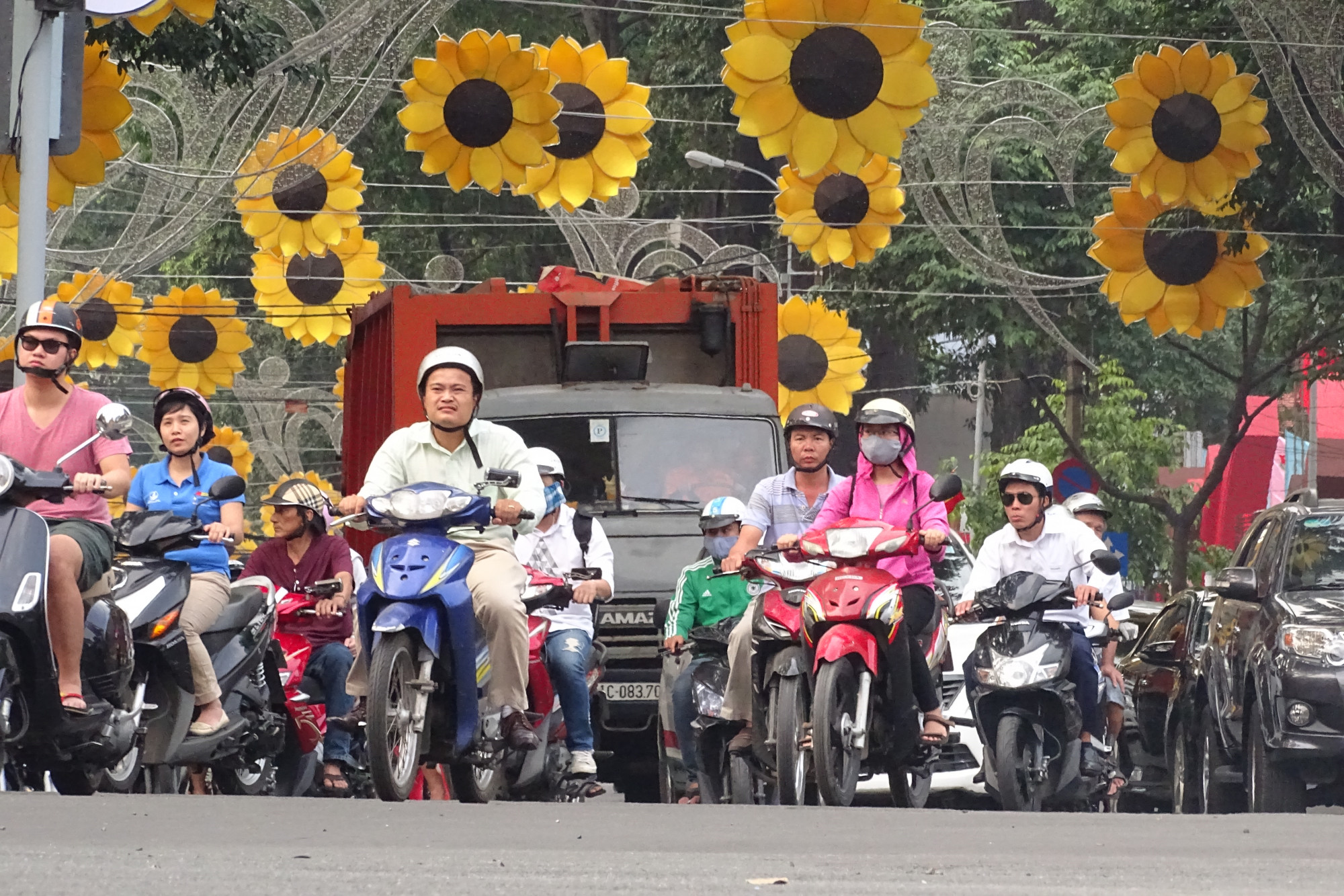 Sài Gòn mỗi mùa xuân đến lại chăng đèn kết hoa (ảnh: Phùng Huy)