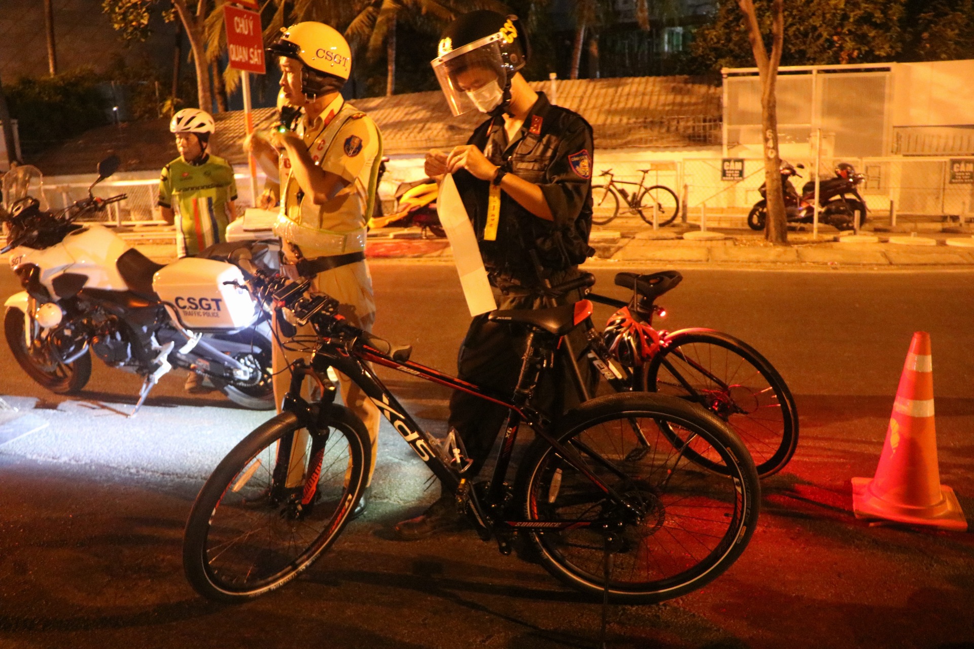 Lực lượng chức năng tạm giữ các phương tiện xe đạp vi phạm.