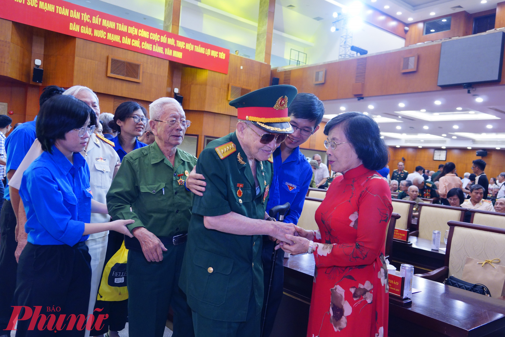 Nguyên lãnh đạo TPHCM thăm hỏi, chúc sức khỏe các đại biểu tại buổi họp mặt 