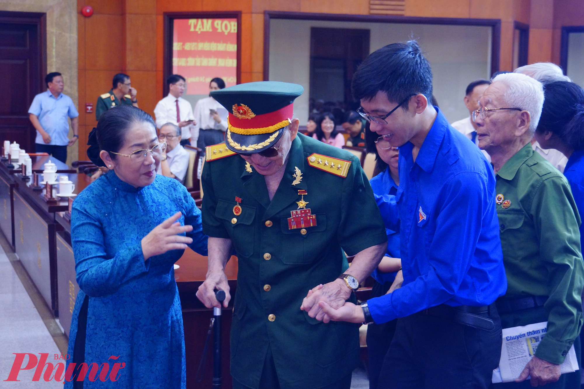 Bà Võ Thị Dung - Nguyên Phó Bí thư Thành ủy TPHCM thăm hỏi và ân cần dìu các đại biểu  vào tham dự chương trình họp mặt 