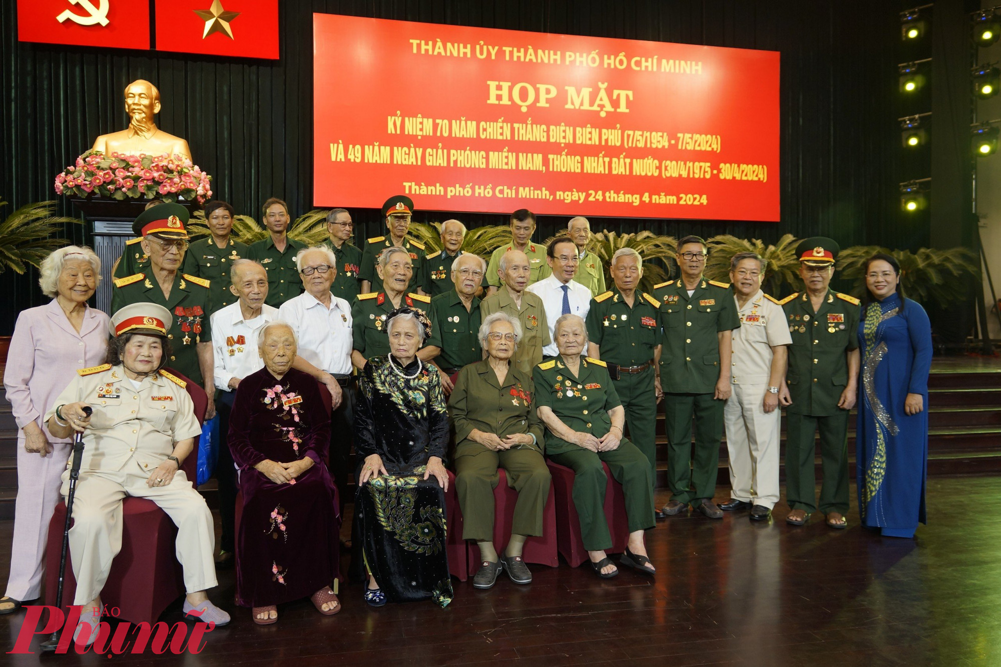 Các đại biểu, cựu chiến binh chiến dịch Điện Biên Phủ dù đã tuổi cao nhưng vẫn cố gắng đến buổi họp mặt