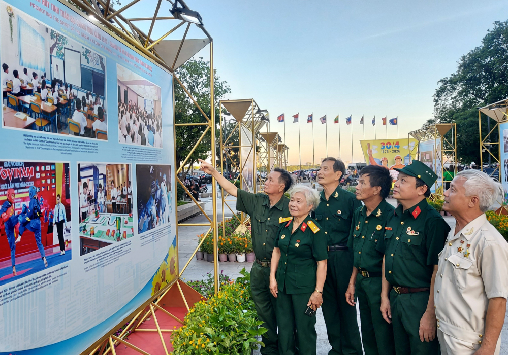 Chú Dương Văn Lâm (bìa phải) cùng các đồng đội là cựu chiến binh tại phường Nguyễn Thái Bình (quận 1)