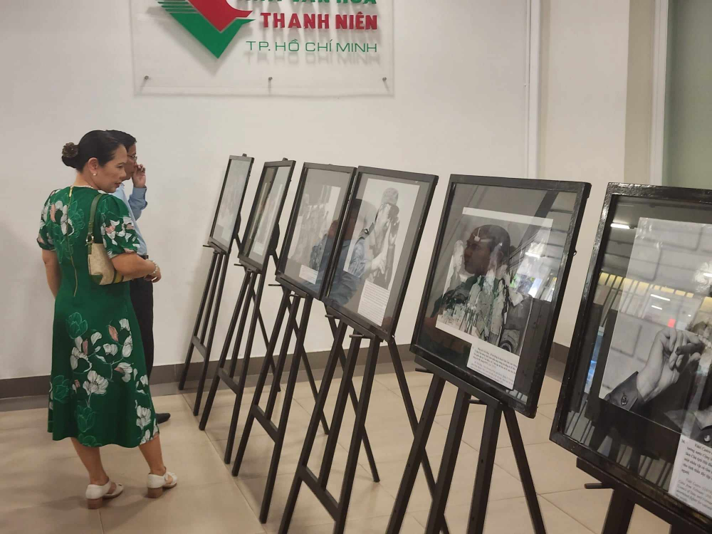 Quan khách theo dõi câu chuyện về tình anh em Việt Nam - Cuba qua những bức tranh lịch sử
