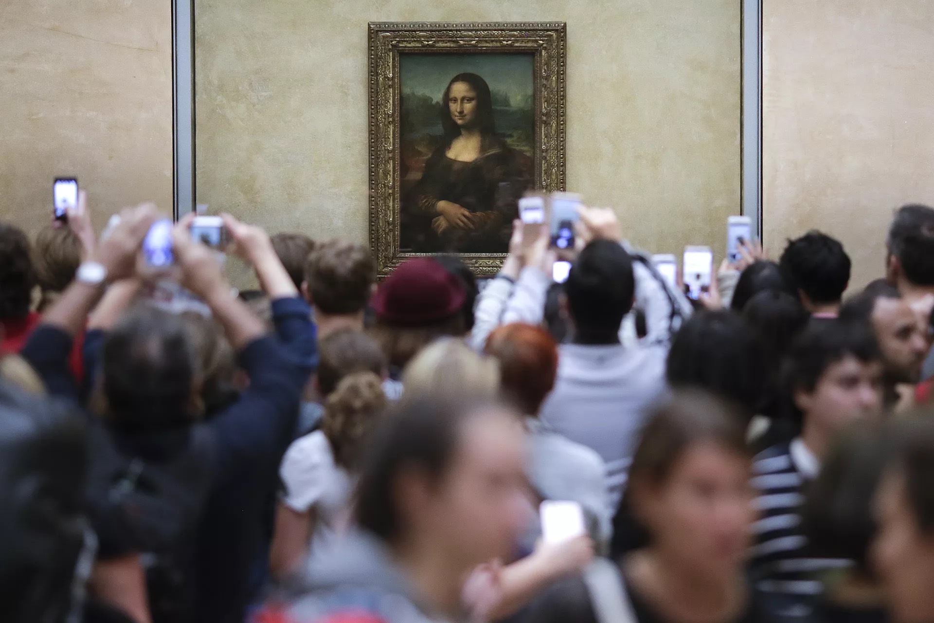 Du khách chen chúc trước bức tranh 'Mona Lisa' của Leonardo da Vinci tại bảo tàng Louvre 