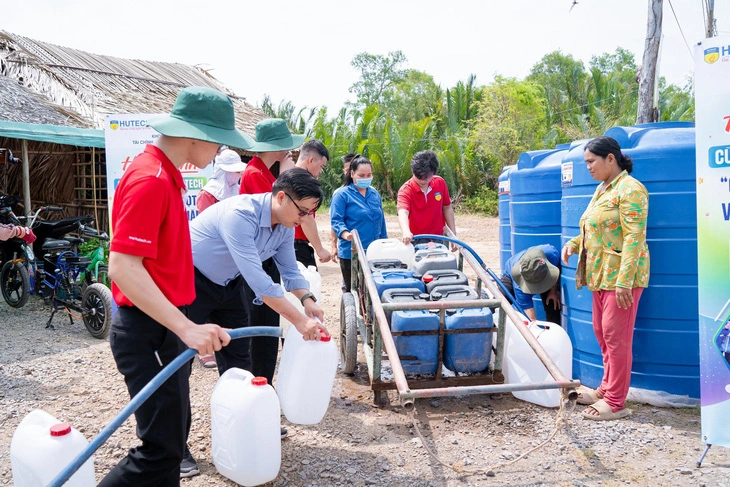 Sinh viên kêu gọi và góp chính sức của mình để mang nước ngọt về miền Tây