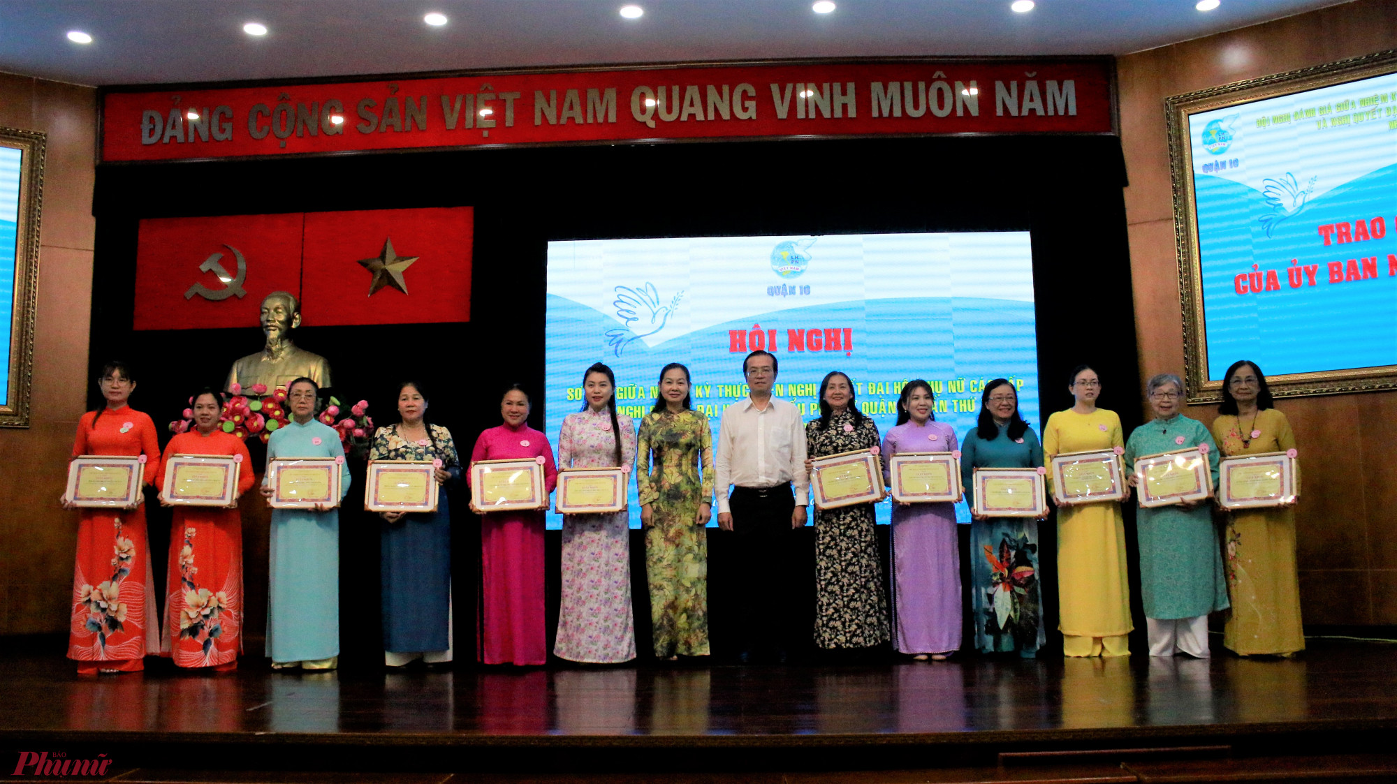 Dịp này, Hội LHPN quận tuyên dương, khen thưởng cho 24 tập thể và 22 cá nhân có thành tích xuất sắc trong phong trào phụ nữ và hoạt động hội giữa nhiệm kỳ 2021-2026.