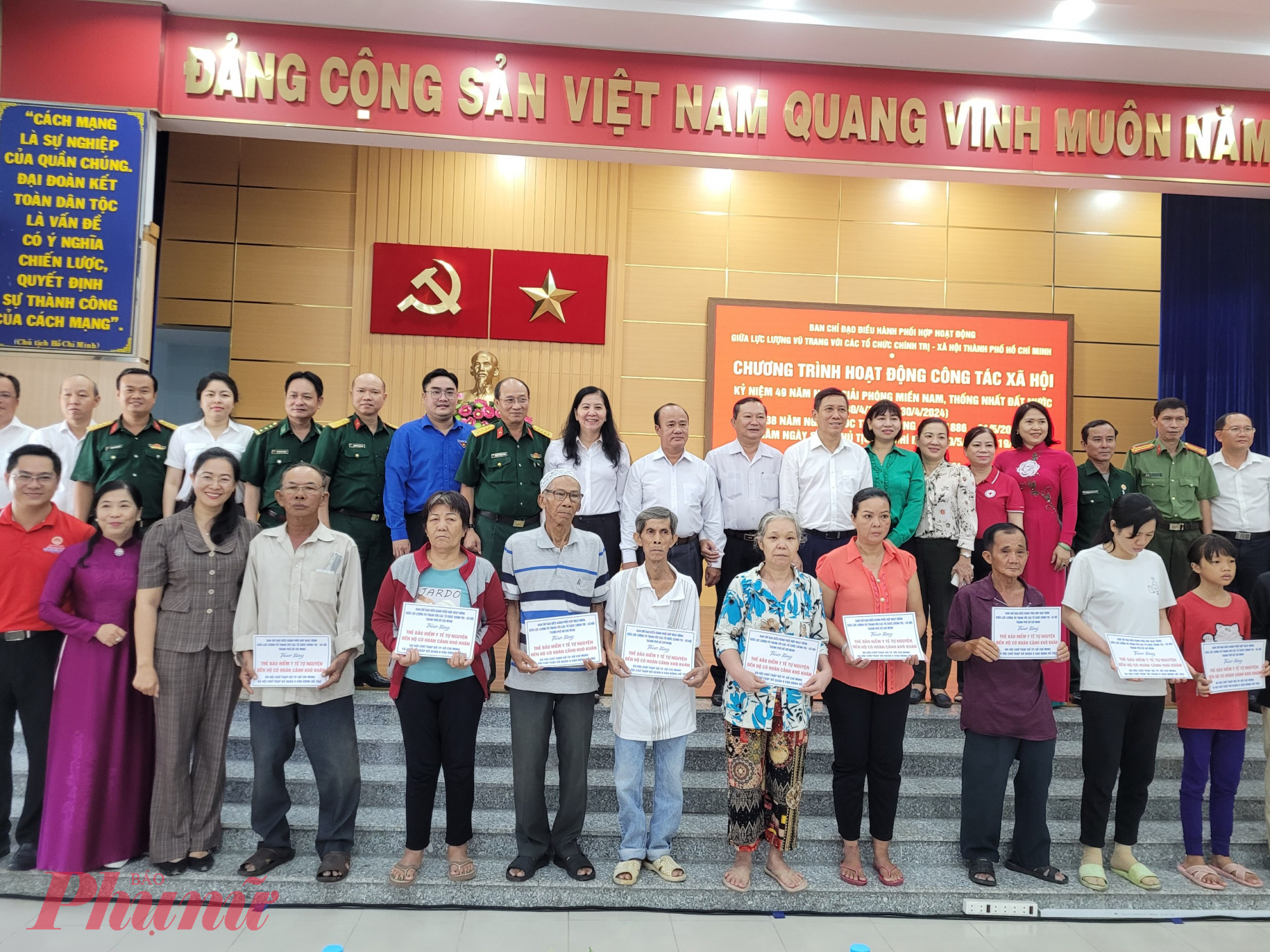 Chương trình cũng đã trao 50 thẻ bảo hiểm y tế cho các hộ gia đình có hoàn cảnh khó khăn 